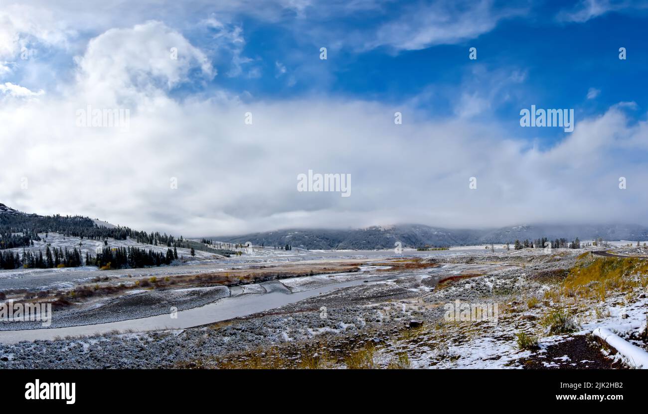 Lamar Valley en el Parque Nacional de Yellowstone y una tormenta de nieve temprana. Foto de stock