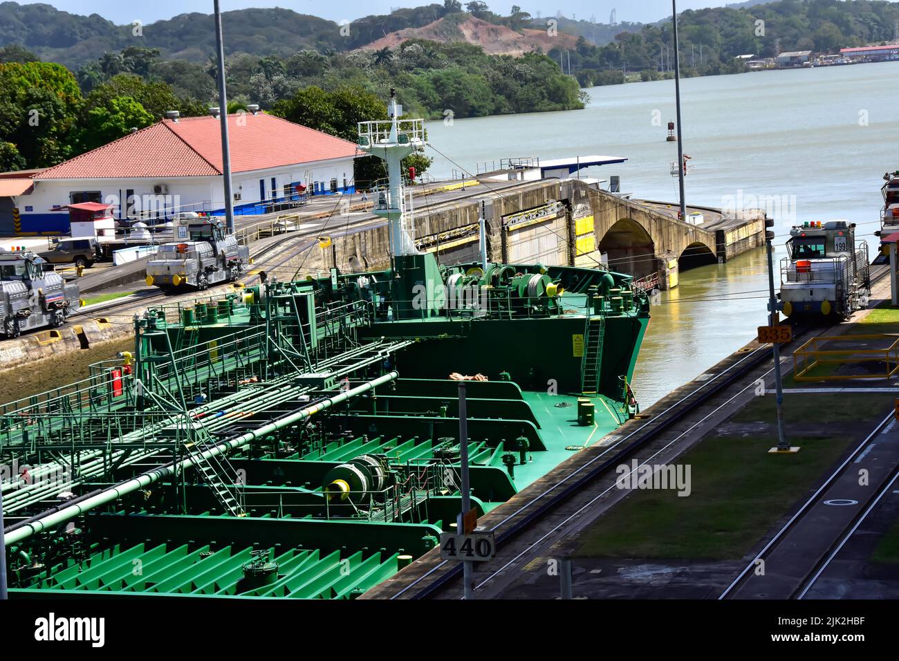Pasando por las esclusas de Pedro Miguel en el Canal de Panamá. Foto de stock