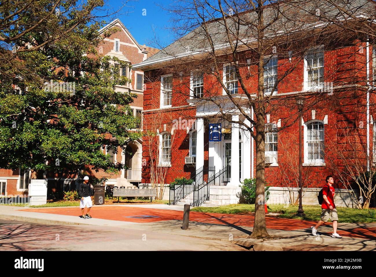 Un estudiante pasa por los edificios históricos del campus Georgia Tech en Atlanta Foto de stock