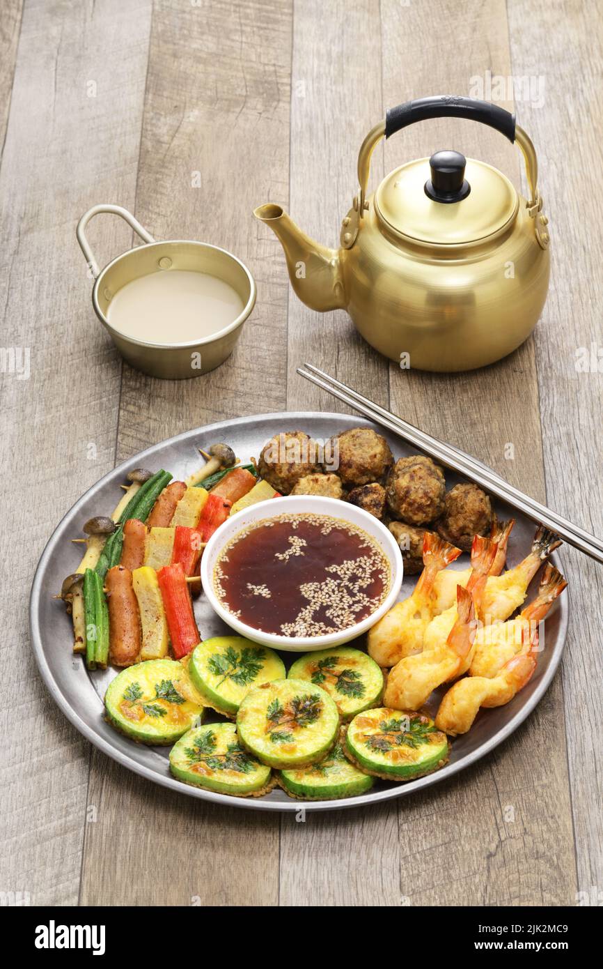 Jeon surtida (piccata coreana), comida tradicional de fiesta Foto de stock