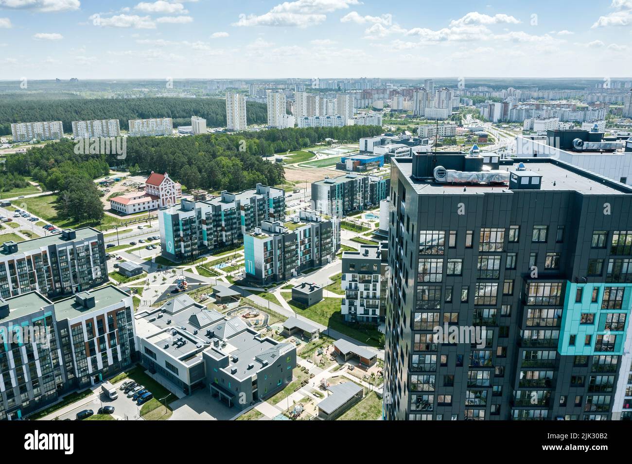 Moderno barrio residencial en la ciudad de Minsk. Vista aérea panorámica de los edificios de apartamentos en el soleado día de verano. Foto de stock