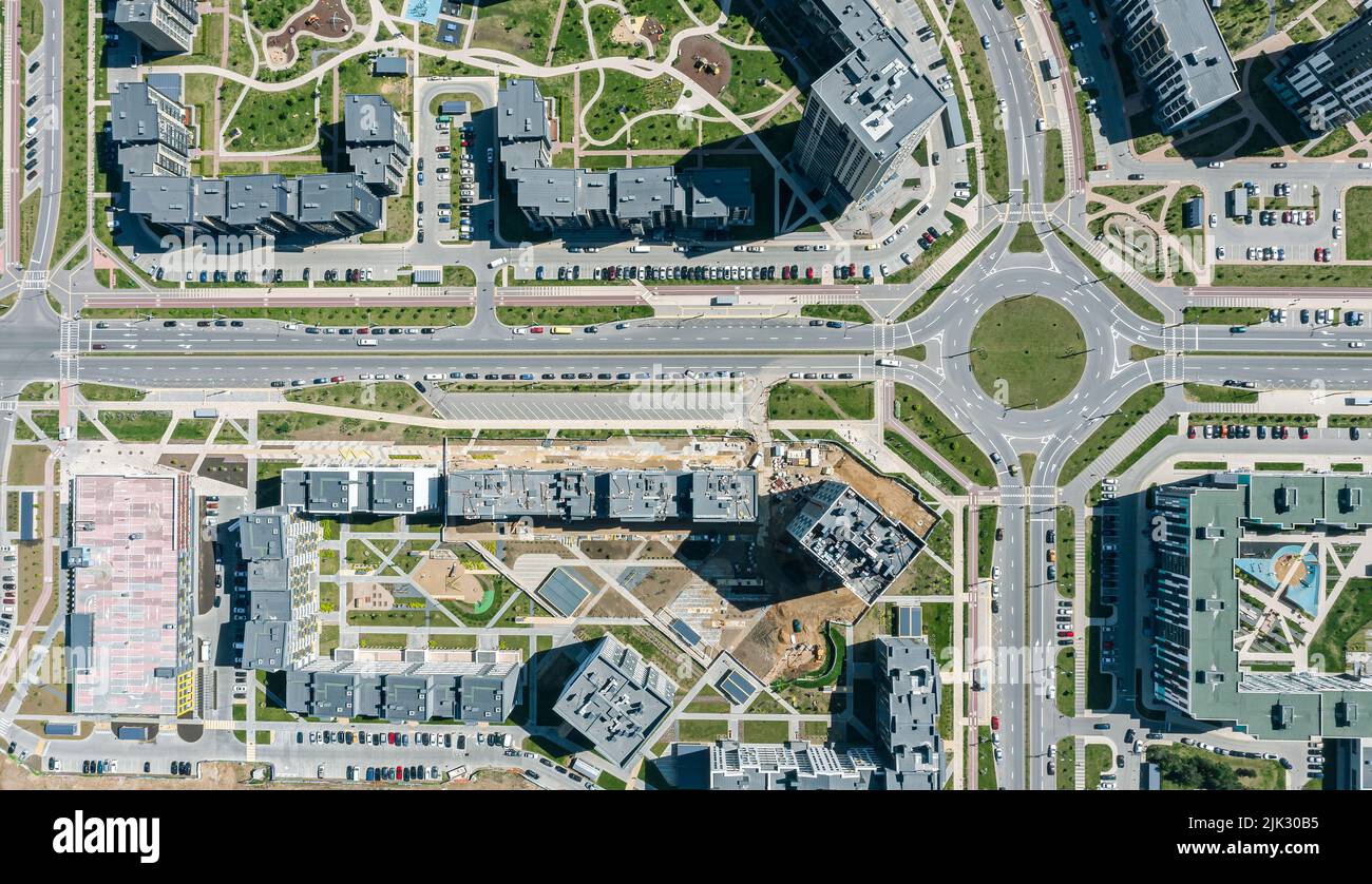 vista superior aérea de casas de apartamentos urbanos y calles con intersección de rotondas en zona residencial Foto de stock