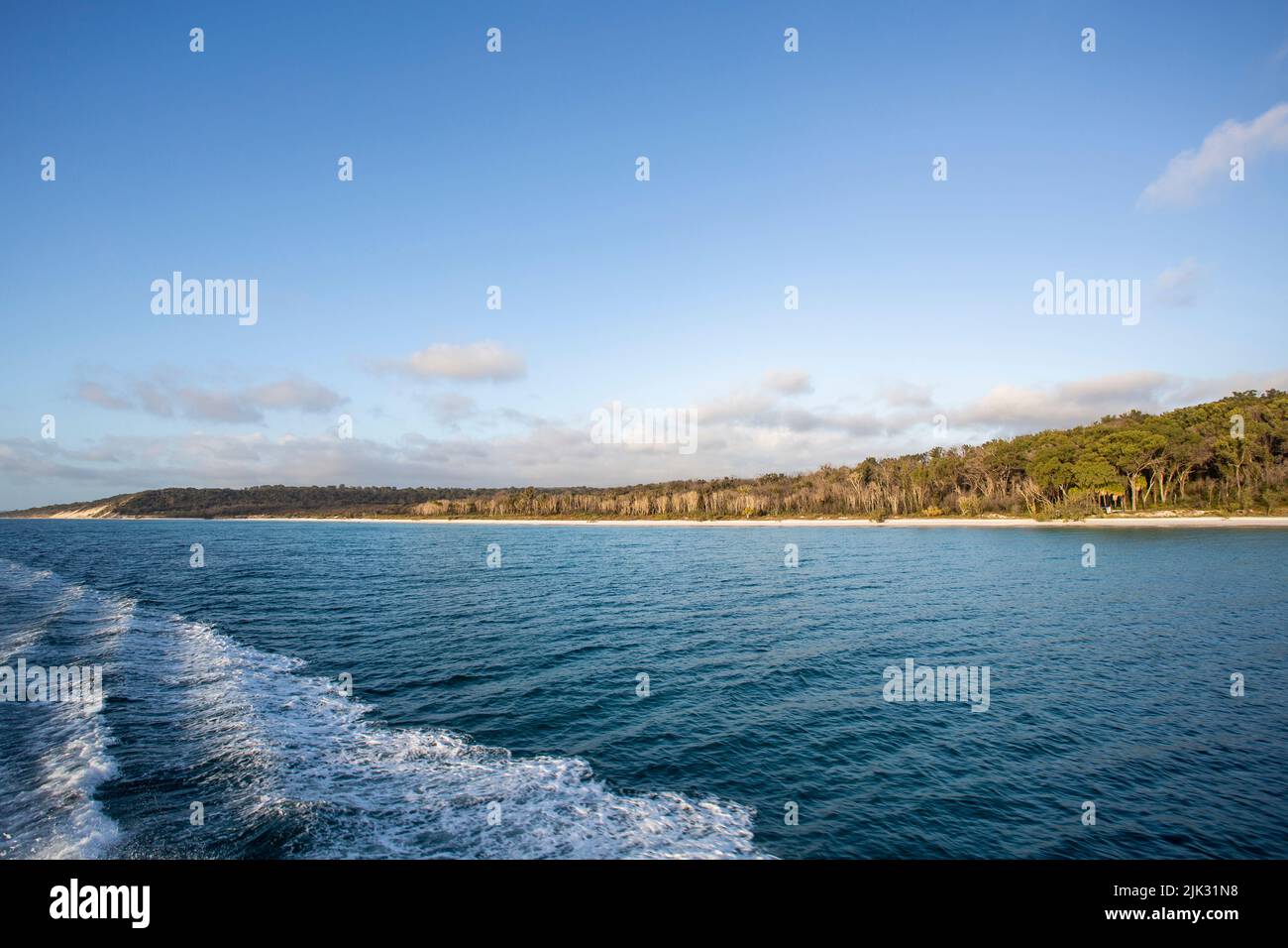 Vista de la costa oeste de la isla Fraser, conocida por el nombre aborigen de K’gari, una isla de arena de 122 km de largo frente a la costa este de Australia Foto de stock
