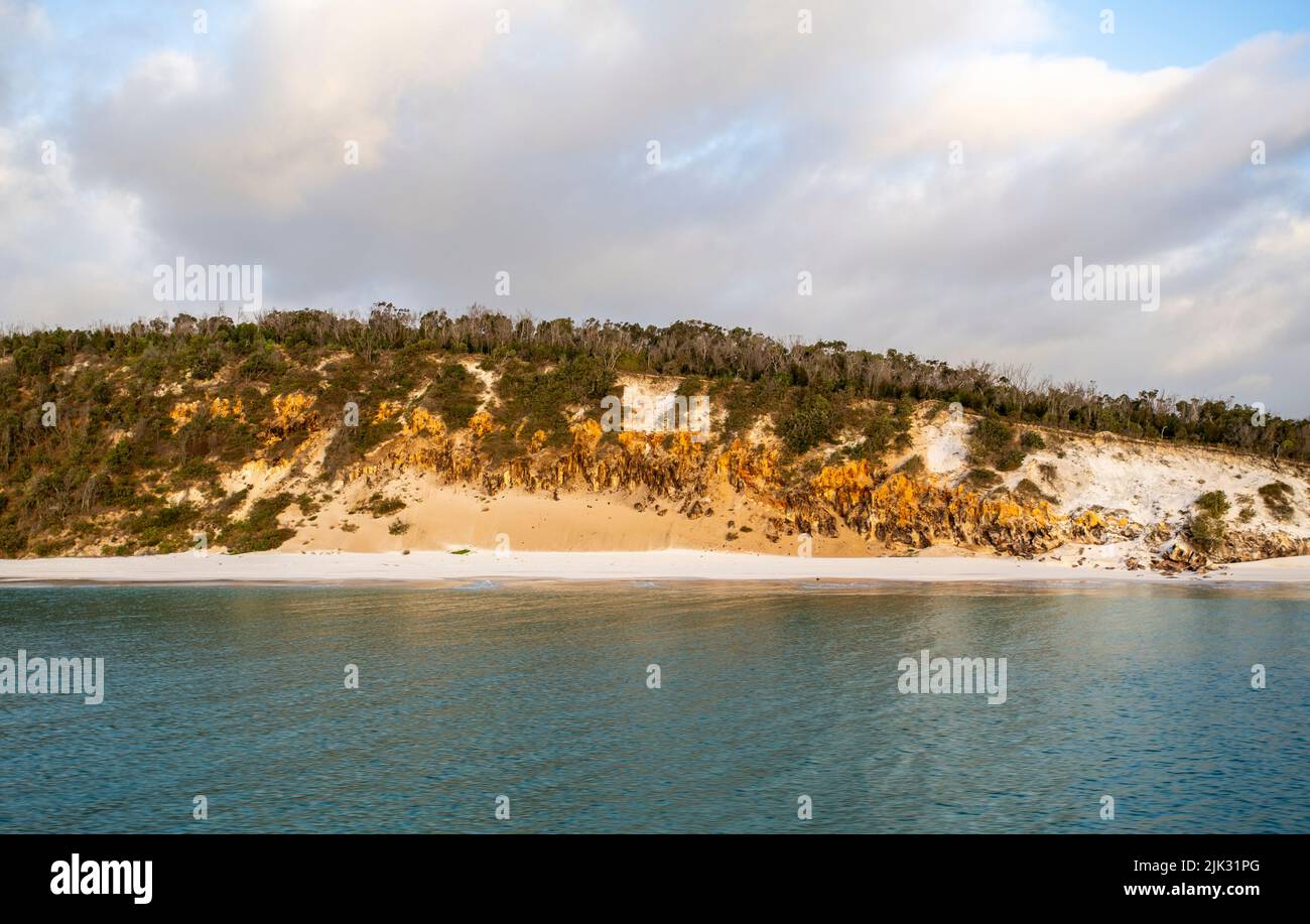 Vista de la costa oeste de la isla Fraser, conocida por el nombre aborigen de K’gari, una isla de arena de 122 km de largo frente a la costa este de Australia Foto de stock