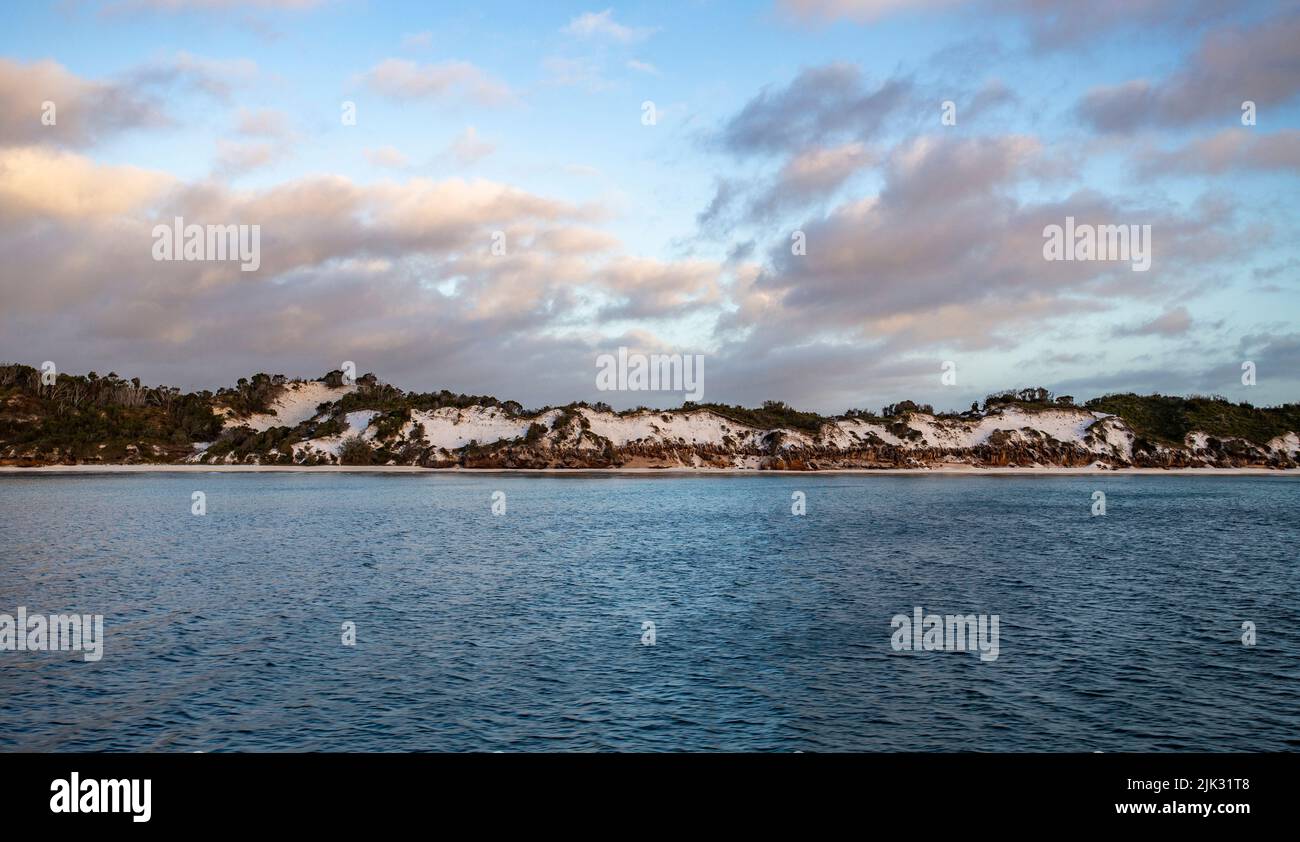 Vista de la costa oeste de la isla Fraser, conocida por el nombre aborigen de Kgari, una isla de arena de 122 km de largo frente a la costa este de Australia Foto de stock