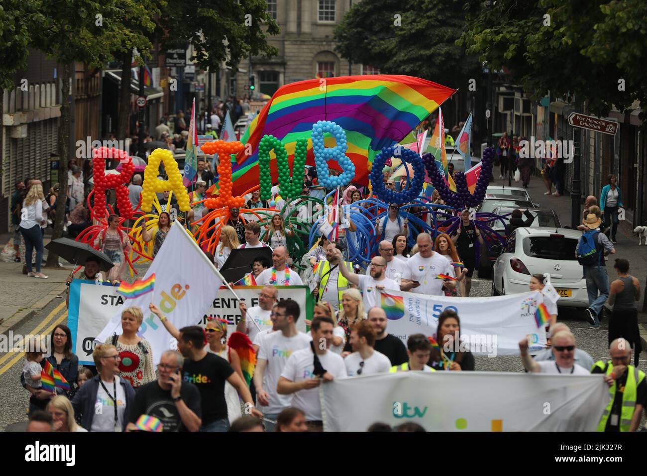 Foto de archivo de fecha 03/08/19 de multitudes observando la marcha de la gente en el desfile del Orgullo de Belfast, como el desfile del Orgullo de Belfast regresa a la ciudad el sábado, con los organizadores prometiendo el más grande que la ciudad ha visto jamás. Foto de stock