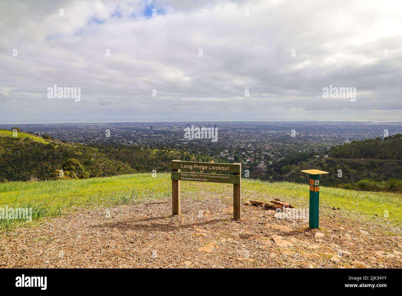 Vista impresionante de la ciudad de Adelaida desde Long Ridge Lookout Point, en el Parque Nacional de Cleland, en Australia Meridional Foto de stock
