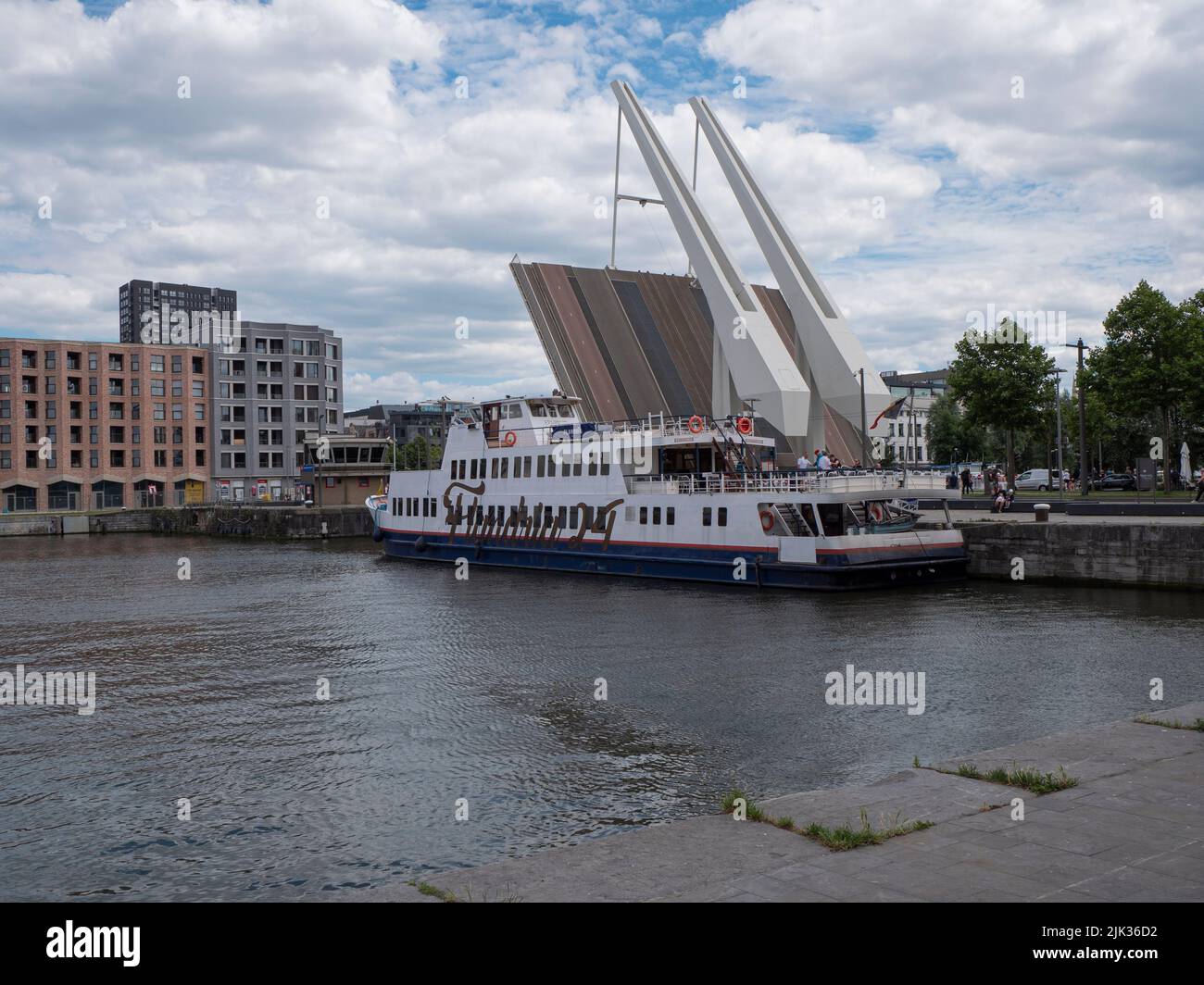 Amberes, Bélgica, 02 de julio de 2022, Flandria 24, un barco turístico que navega por el río Scheldt en Amberes Foto de stock