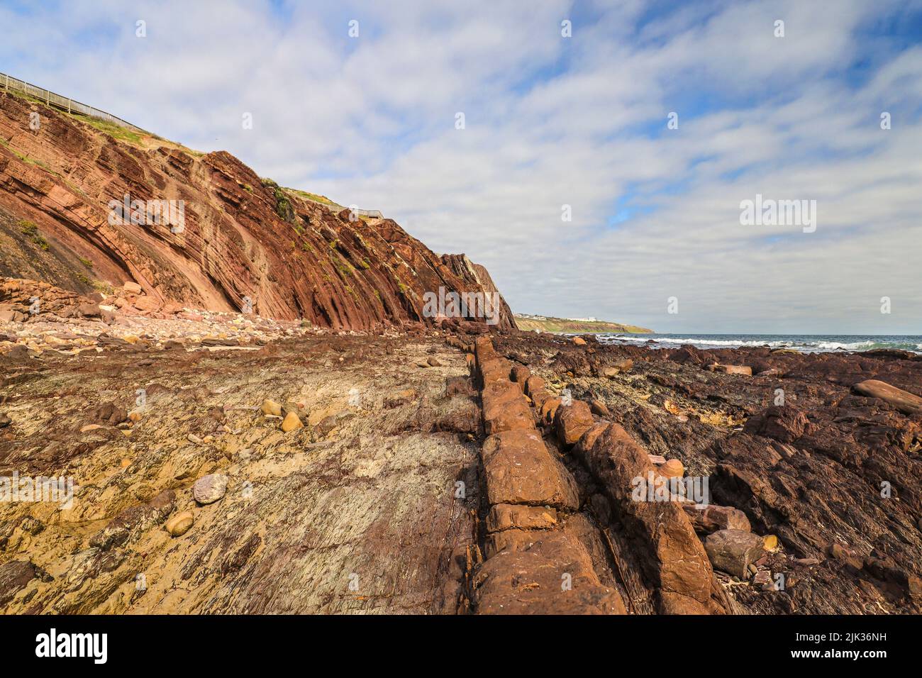 Playa rocosa e increíble formación de rocas glaciales en Hallet Cove, en Australia Meridional Foto de stock