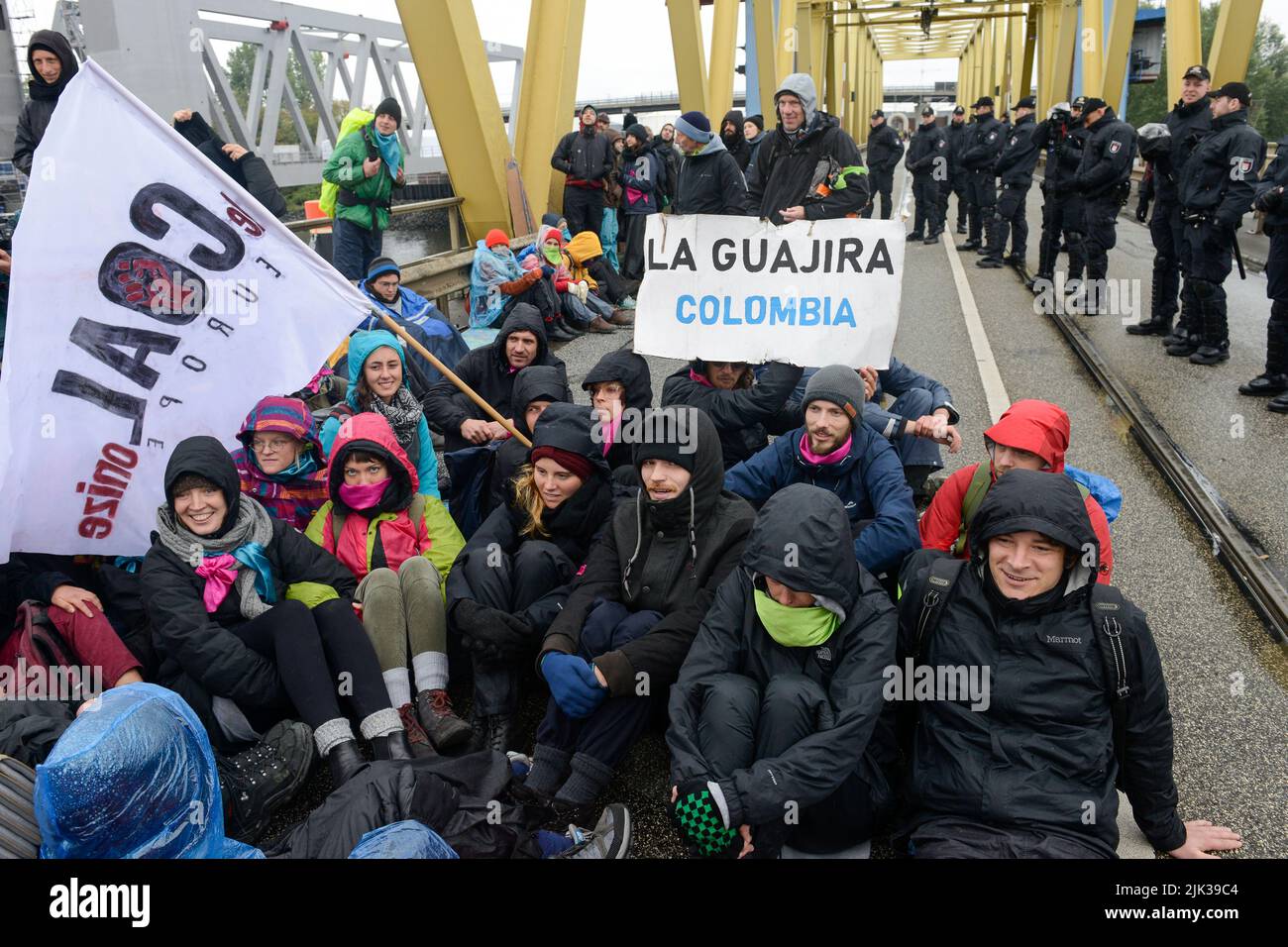 ALEMANIA, Hamburgo , activistas de deCOALONIZE europa bloquean el puente Kattwyk cerca de la central de carbón de Vattenfall Moorburg para protestar contra la quema de carbón y las importaciones de carbón duro de Cesar y El Cerrejon en Guajira Colombia / DEUTSCHLAND, Hamburgo, Aktivisten des Buendnis deCOALonize europe blockieren die Kattwyk Bruecke am Kohlekrafttwerk Moorburg aus protest gegen Kohlekraft und Import Kohle aus fragwürdigen Kohleabbaugebieten z.B. El Cerrejón en Guajira Kolumbien Foto de stock