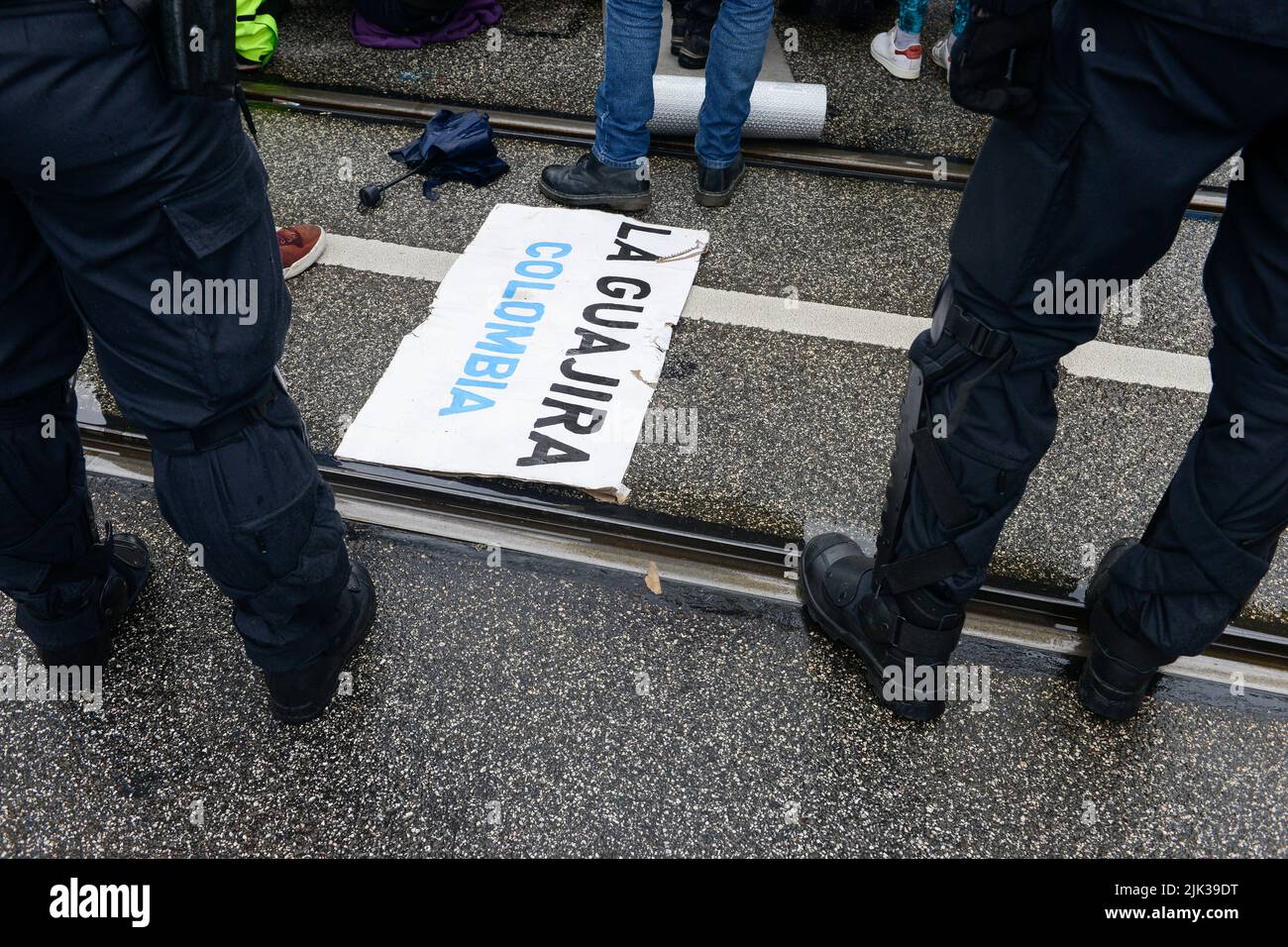 ALEMANIA, Hamburgo , activistas de deCOALONIZE europa bloquean el puente Kattwyk cerca de la central de carbón de Vattenfall Moorburg para protestar contra la quema de carbón y las importaciones de carbón duro de Cesar y El Cerrejon en Guajira Colombia / DEUTSCHLAND, Hamburgo, Aktivisten des Buendnis deCOALonize europe blockieren die Kattwyk Bruecke am Kohlekrafttwerk Moorburg aus protest gegen Kohlekraft und Import Kohle aus fragwürdigen Kohleabbaugebieten z.B. El Cerrejón en Guajira Kolumbien Foto de stock