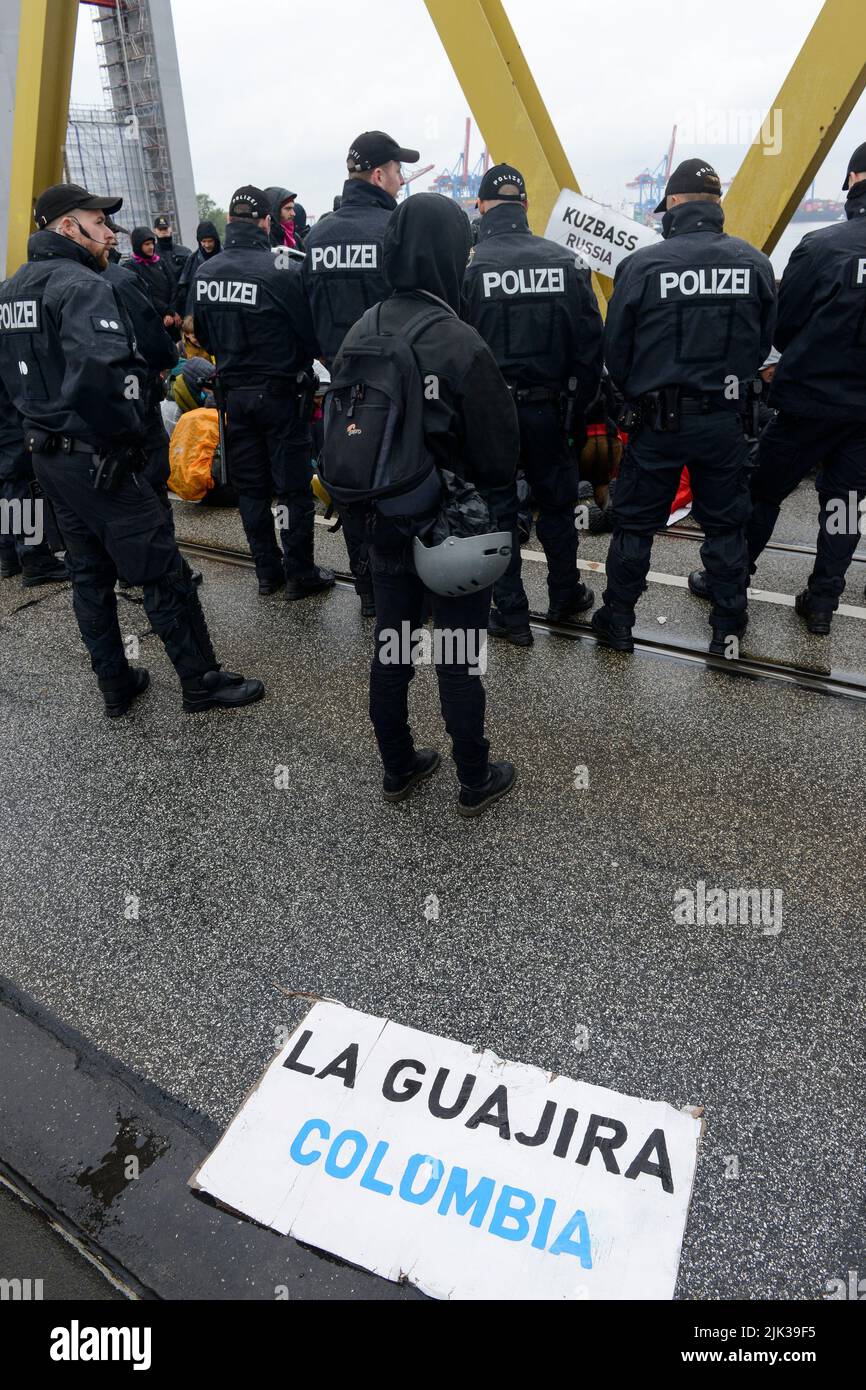 ALEMANIA, Hamburgo , activistas de deCOALONIZE europa bloquean el puente Kattwyk cerca de la central de carbón de Vattenfall Moorburg para protestar contra la quema de carbón y las importaciones de carbón duro de Cesar y El Cerrejon en Guajira Colombia / DEUTSCHLAND, Hamburgo, Aktivisten des Buendnis deCOALonize europe blockieren die Kattwyk Bruecke am Kohlekrafttwerk Moorburg aus protest gegen Kohlekraft und Import Kohle aus fragwürdigen Kohleabbaugebieten z.B. El Cerrejón en Guajira Kolumbien Foto de stock