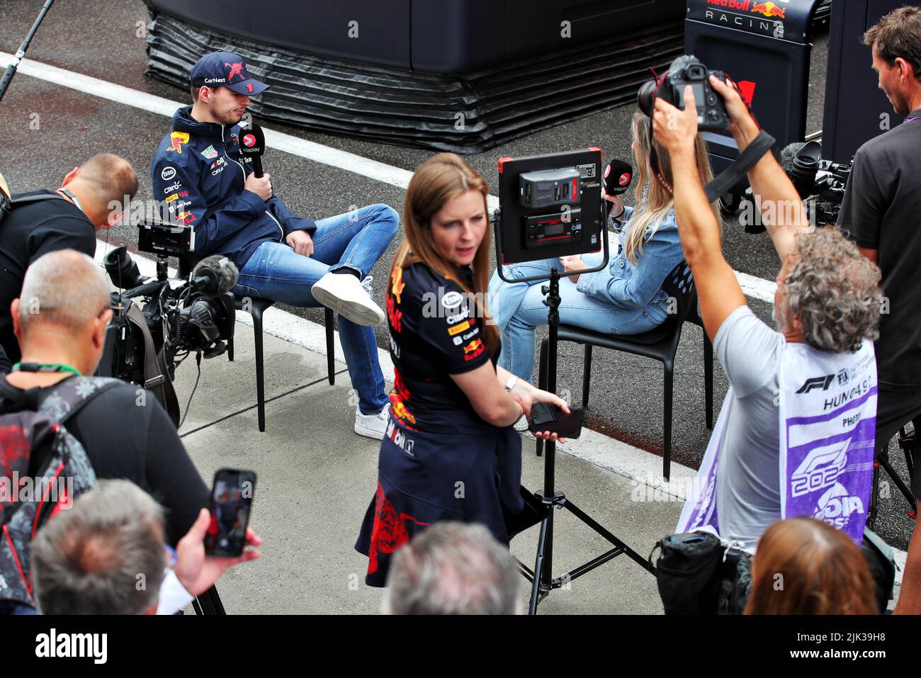 Mogyorod, Hungría. 30th de julio de 2022. Max Verstappen (NLD) Red Bull Racing con los medios de comunicación. Gran Premio de Hungría, sábado 30th de julio de 2022. Budapest, Hungría. Crédito: James Moy/Alamy Live News Foto de stock