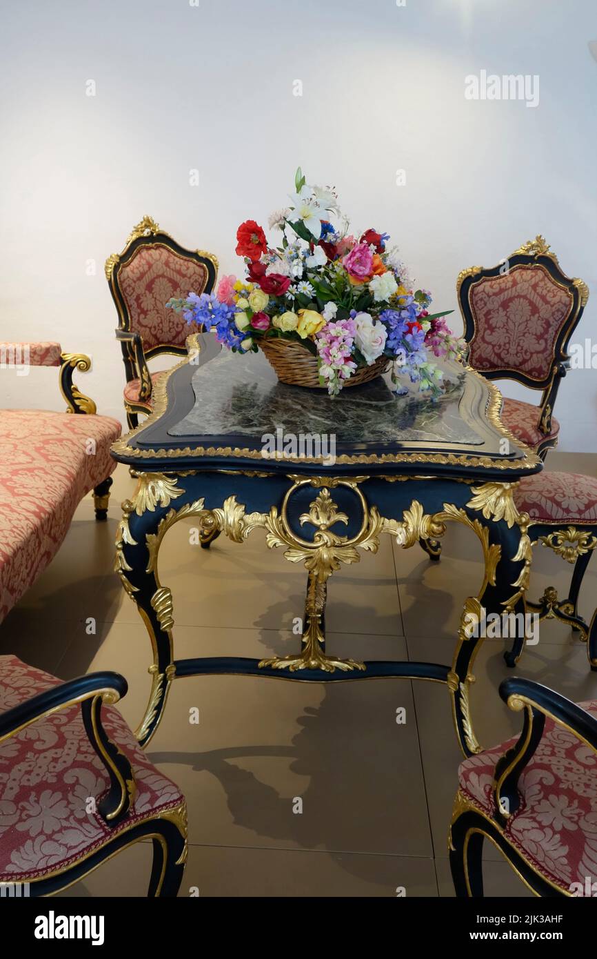 Negro y Golden Salon Furniture (barroco y rococó, mediados de 18th-finales del siglo 19th). Desde el castillo Murska Sobota-Eslovenia. Foto de stock