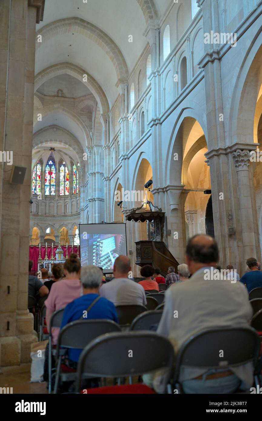 Durante los meses de verano se celebran conciertos gratuitos de órgano semanalmente en la colegiata de Notre-Dame (Basilique Notre Dame), Beaune FR Foto de stock