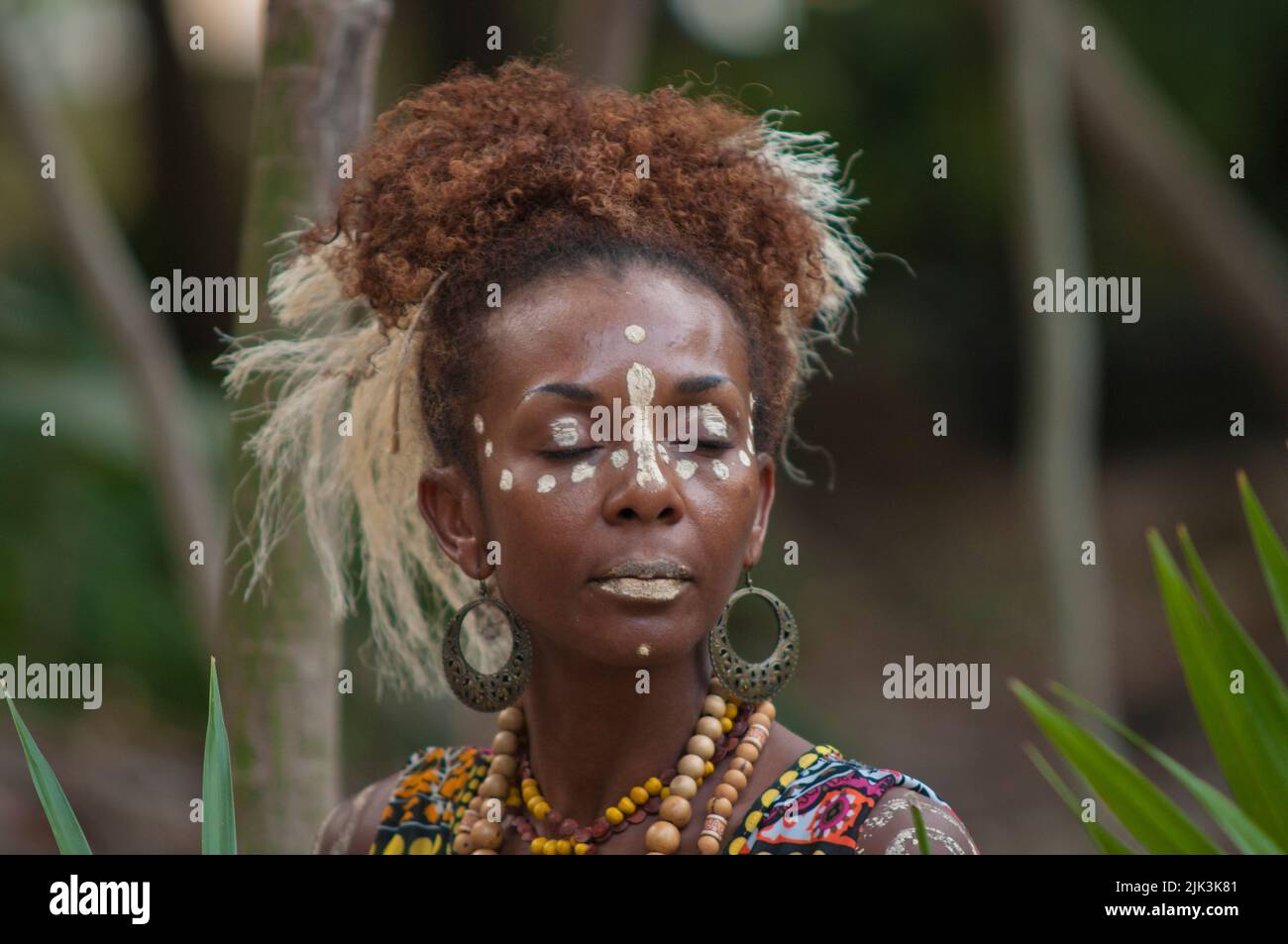 Primer plano de una joven indígena brasileña durante un evento tribal en la selva tropical Foto de stock