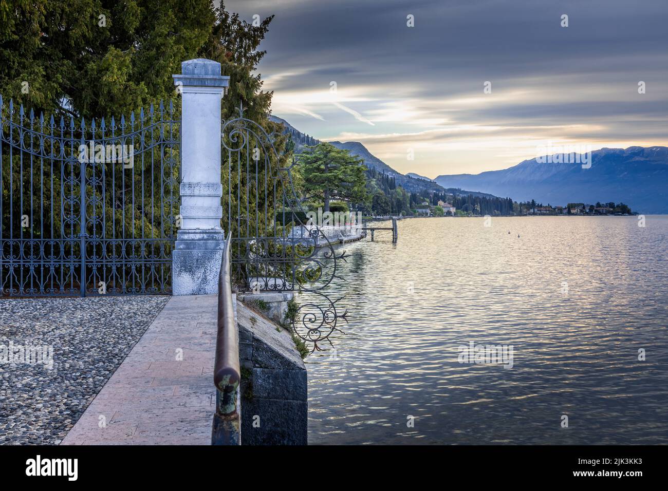 Vista al mar en Salo sobre el Lago de Garda en la suave luz de la mañana Foto de stock