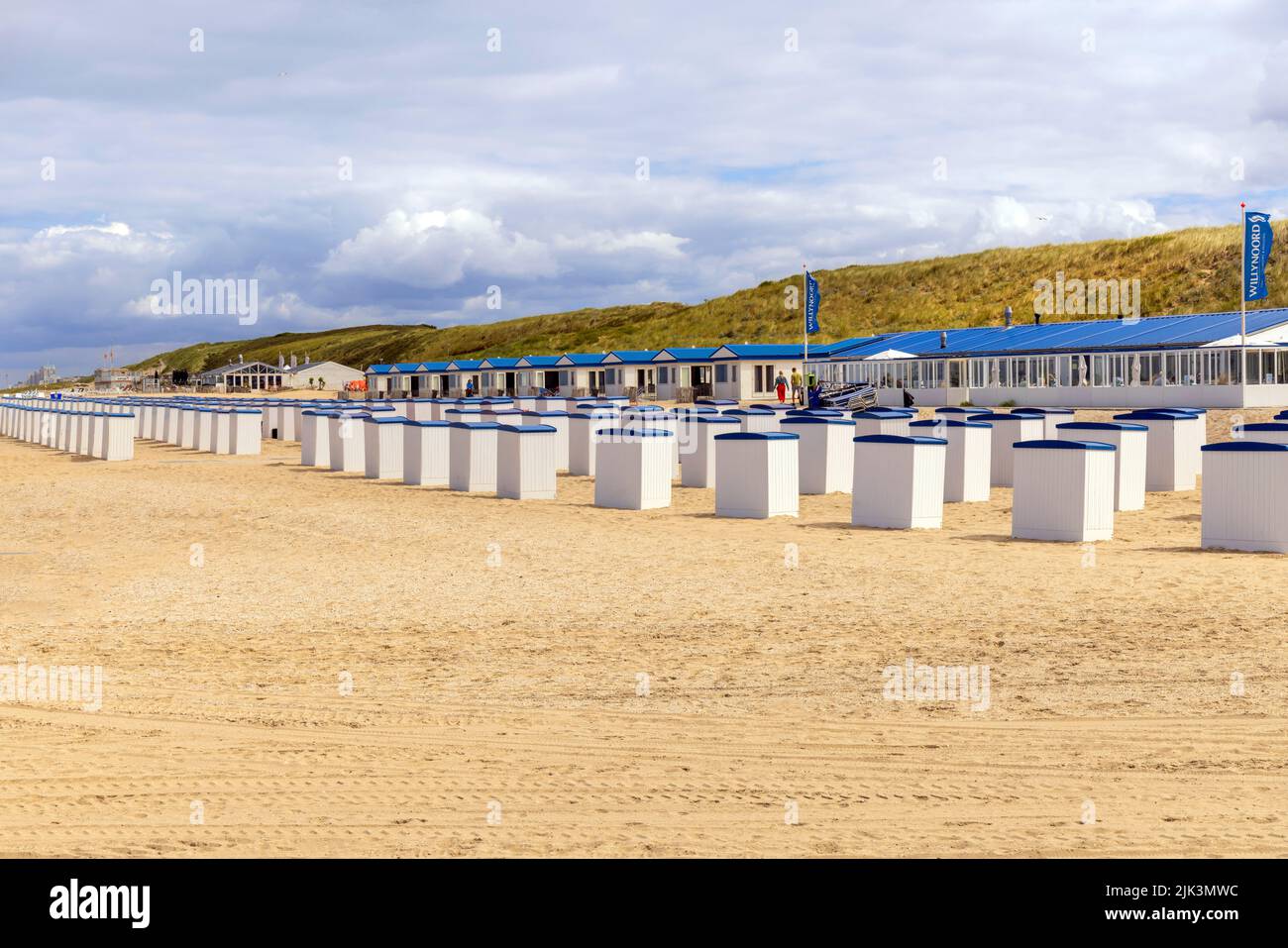 Pabellones de playa y cabañas a lo largo de la costa del Mar del Norte en Katwijk, Holanda del Sur, Países Bajos. Foto de stock