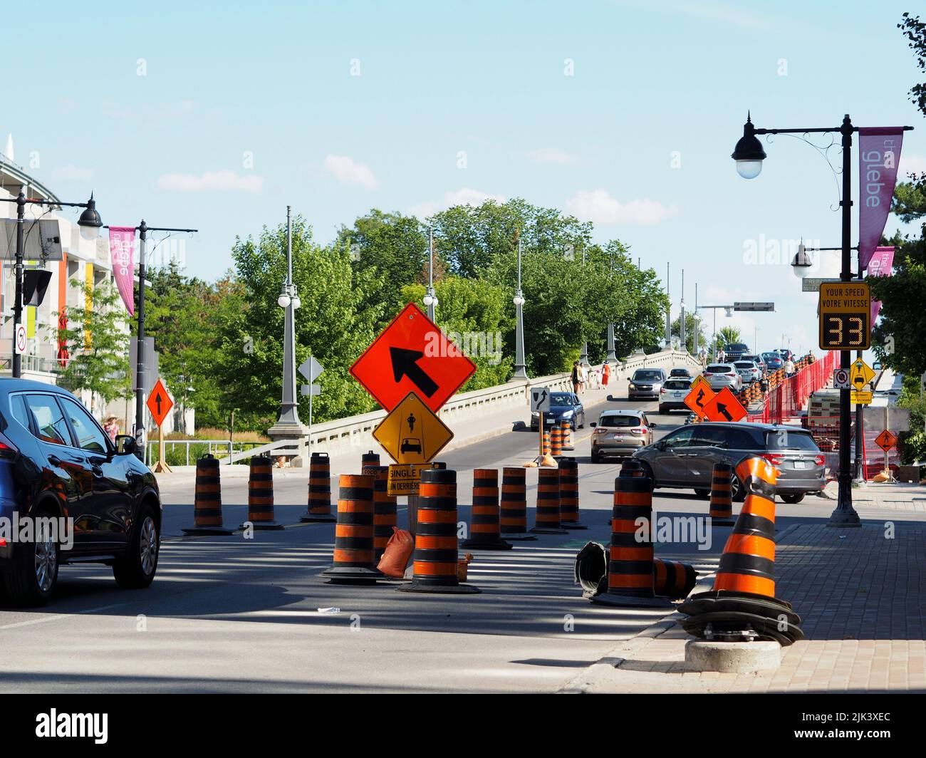 Obras en la calle Bank Street junto al parque Lansdowne. Un montón de conos de tráfico de color naranja brillante. Ottawa, Ontario, Canadá. Foto de stock
