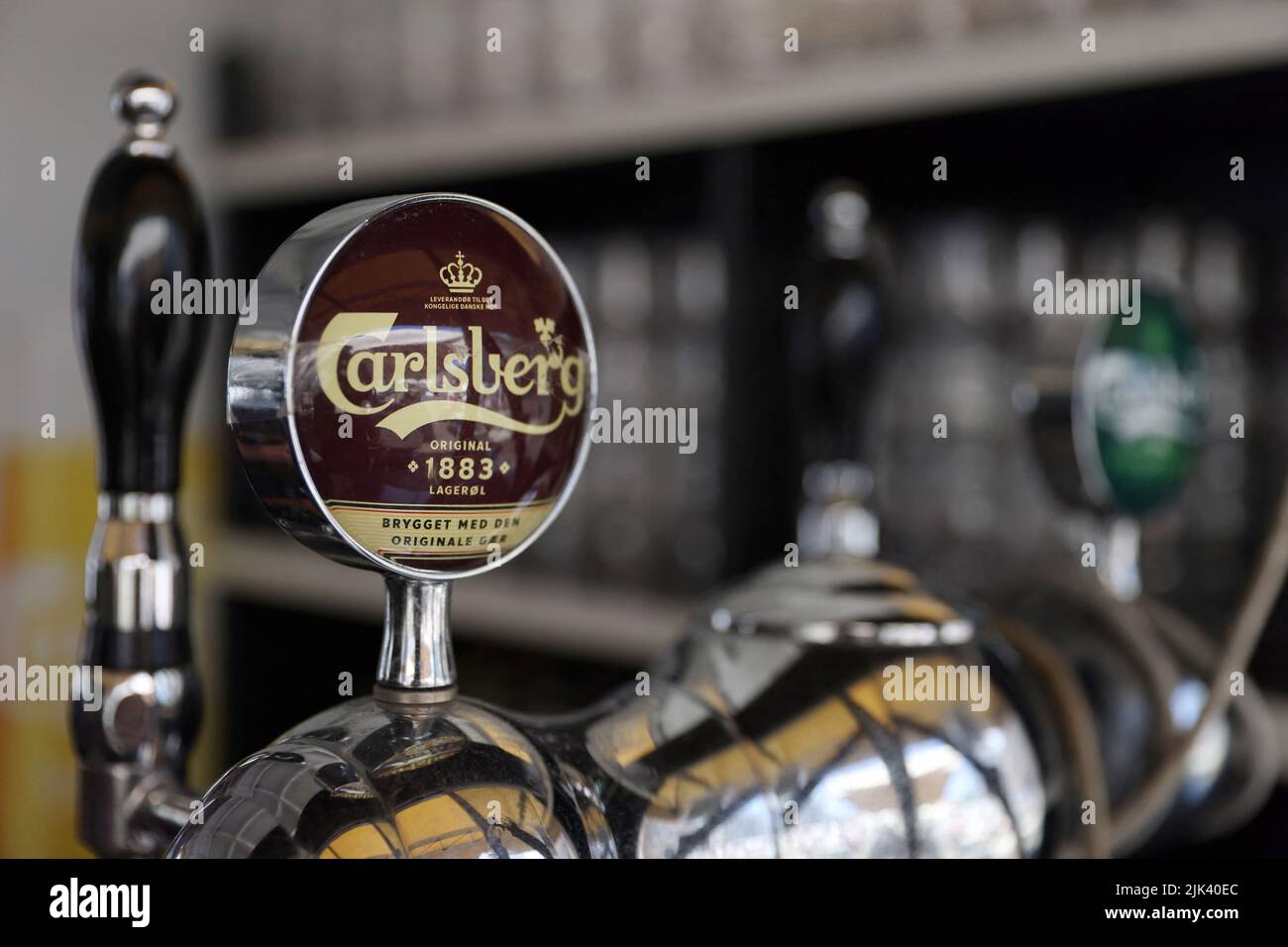 Los grifos para la cerveza Carlsberg se ven en un bar en Copenhague, Dinamarca, el 30 de julio de 2022. REUTERS/Andrew Kelly Foto de stock