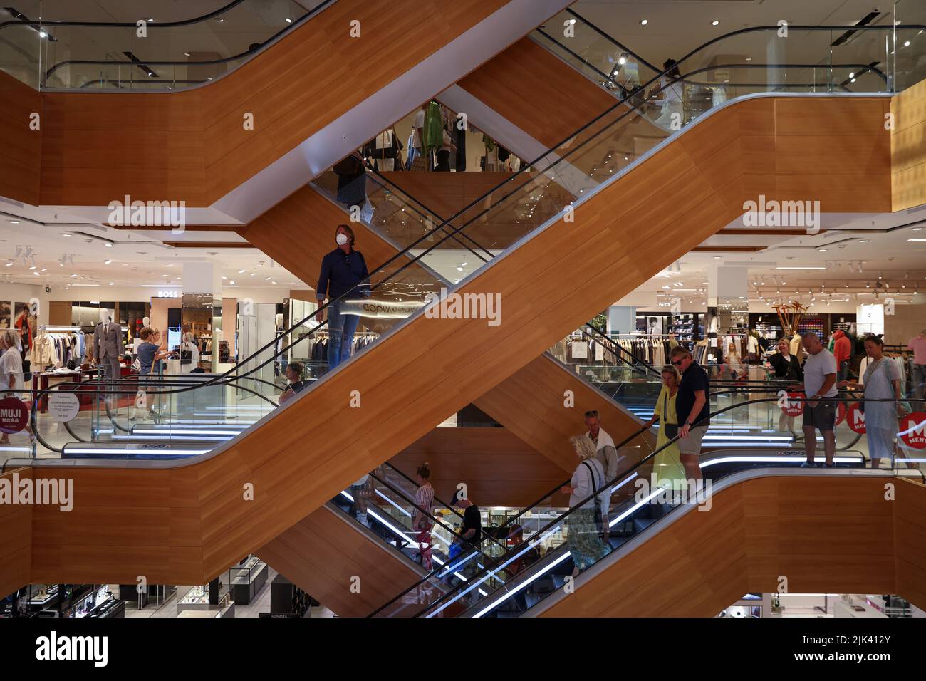 La gente compra en los grandes almacenes Ilum en Copenhague, Dinamarca, 30 de julio de 2022. REUTERS/Andrew Kelly Foto de stock