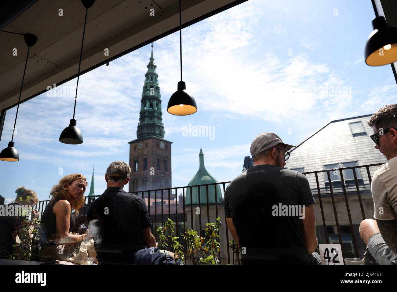 La gente se sienta en un café en Copenhague, Dinamarca, 30 de julio de 2022. REUTERS/Andrew Kelly Foto de stock