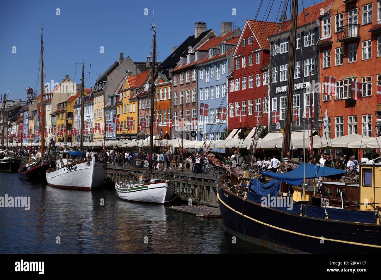 Se ven barcos atracados en Nyhavn, Copenhague, Dinamarca, 30 de julio de 2022. REUTERS/Andrew Kelly Foto de stock