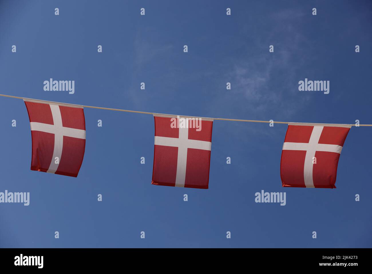 Se ven banderas danesas colgadas en Copenhague, Dinamarca, 30 de julio de 2022. REUTERS/Andrew Kelly Foto de stock