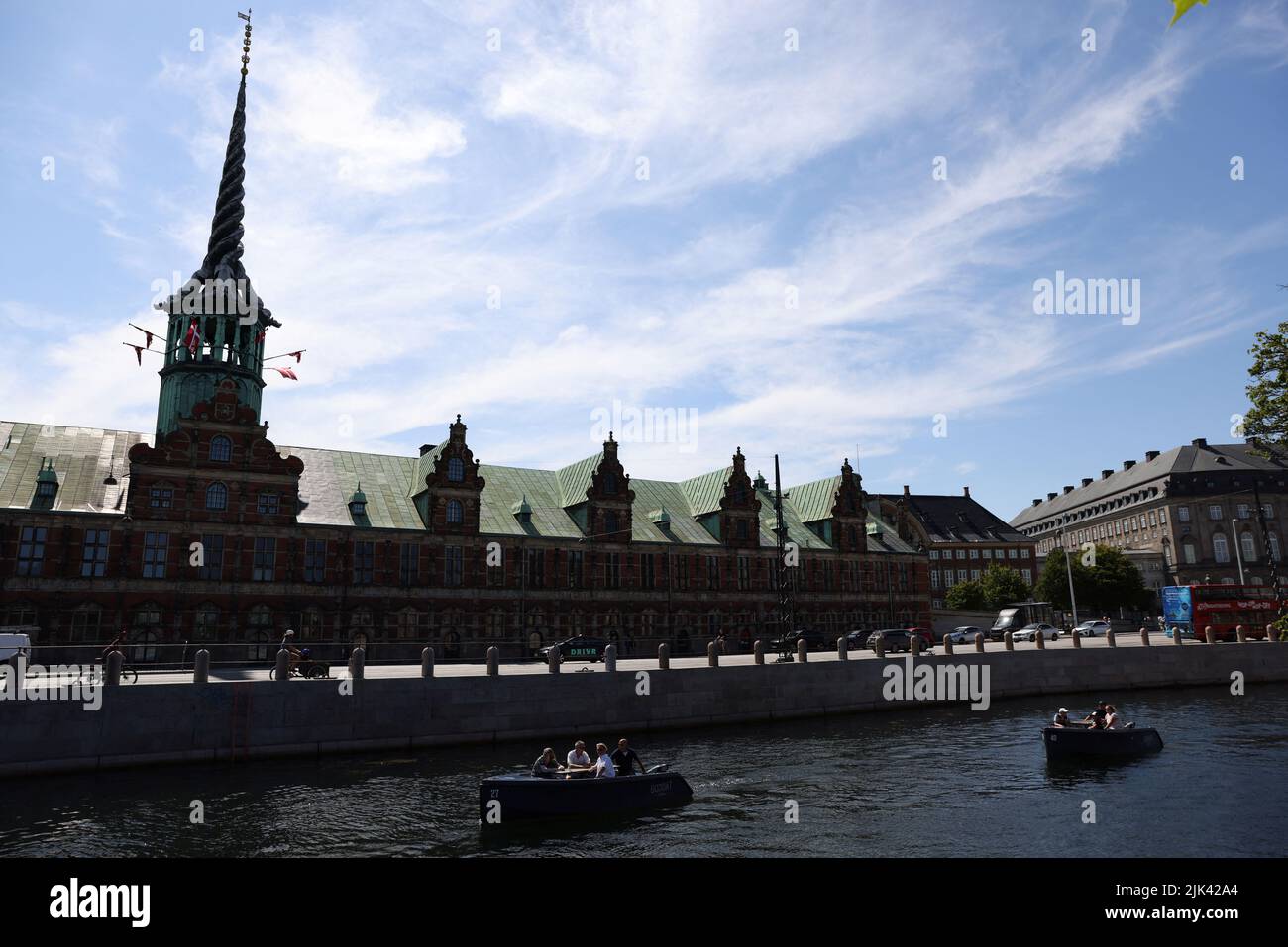 La gente navega por Borsen, el antiguo edificio de la Bolsa de Valores, en Copenhague, Dinamarca, el 30 de julio de 2022. REUTERS/Andrew Kelly Foto de stock