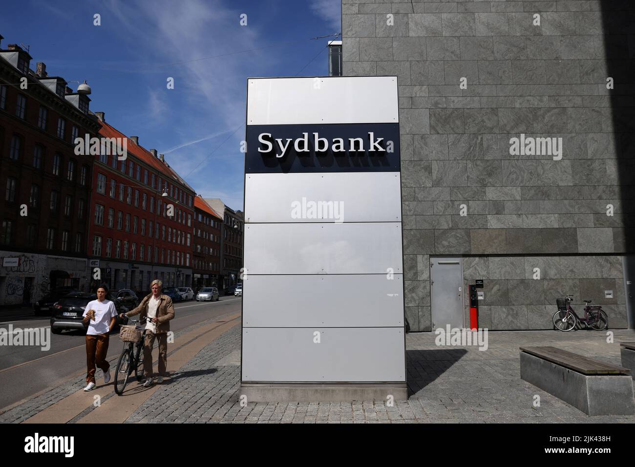 La gente camina por las oficinas de Sydbank en Frederiksberg, Dinamarca, 29 de julio de 2022. REUTERS/Andrew Kelly Foto de stock