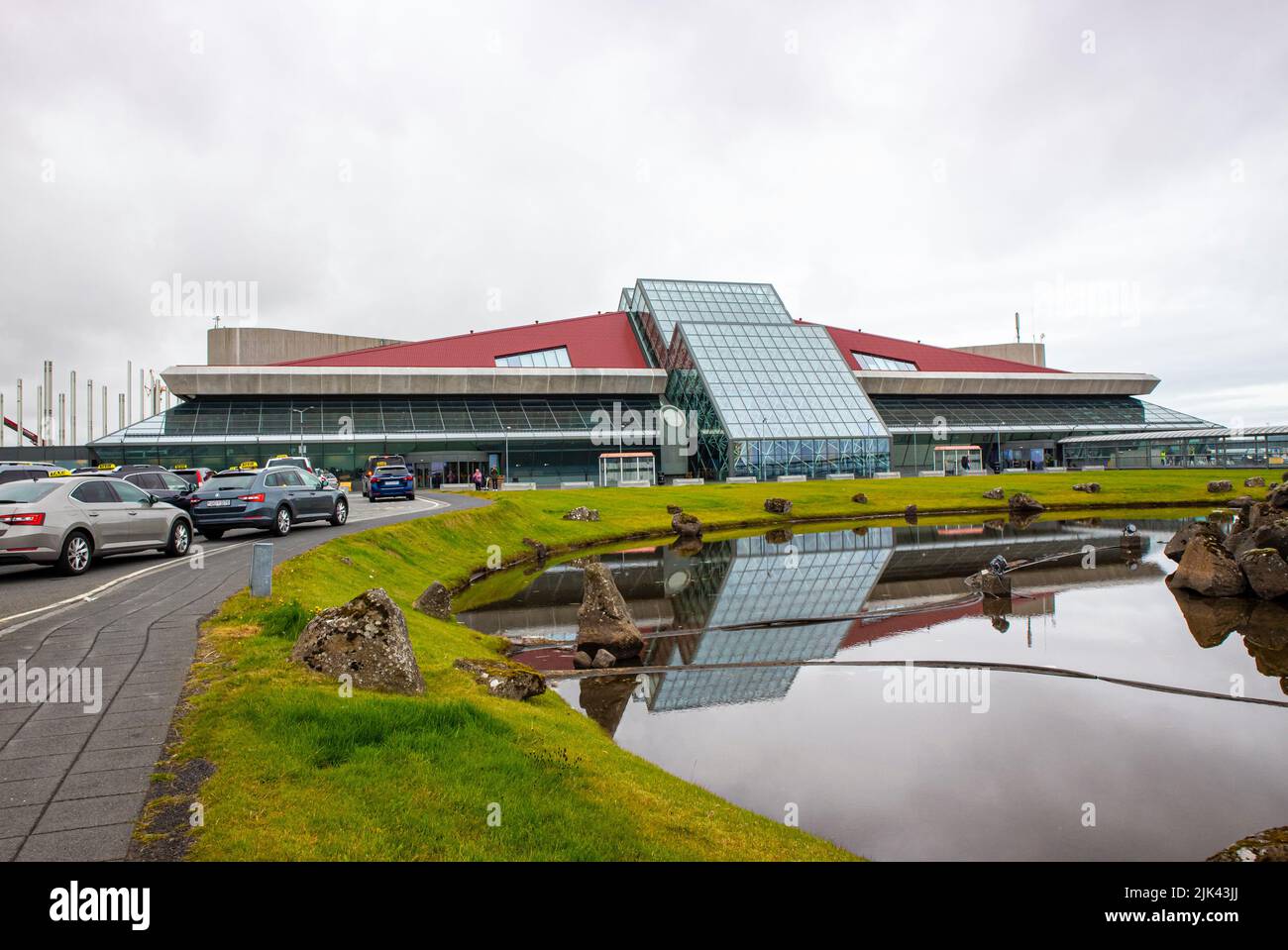 Keflavik, Reykjavik, Islandia: 18JUL2022: Edificio principal del aeropuerto internacional de Keflavik en Islandia. Foto de stock