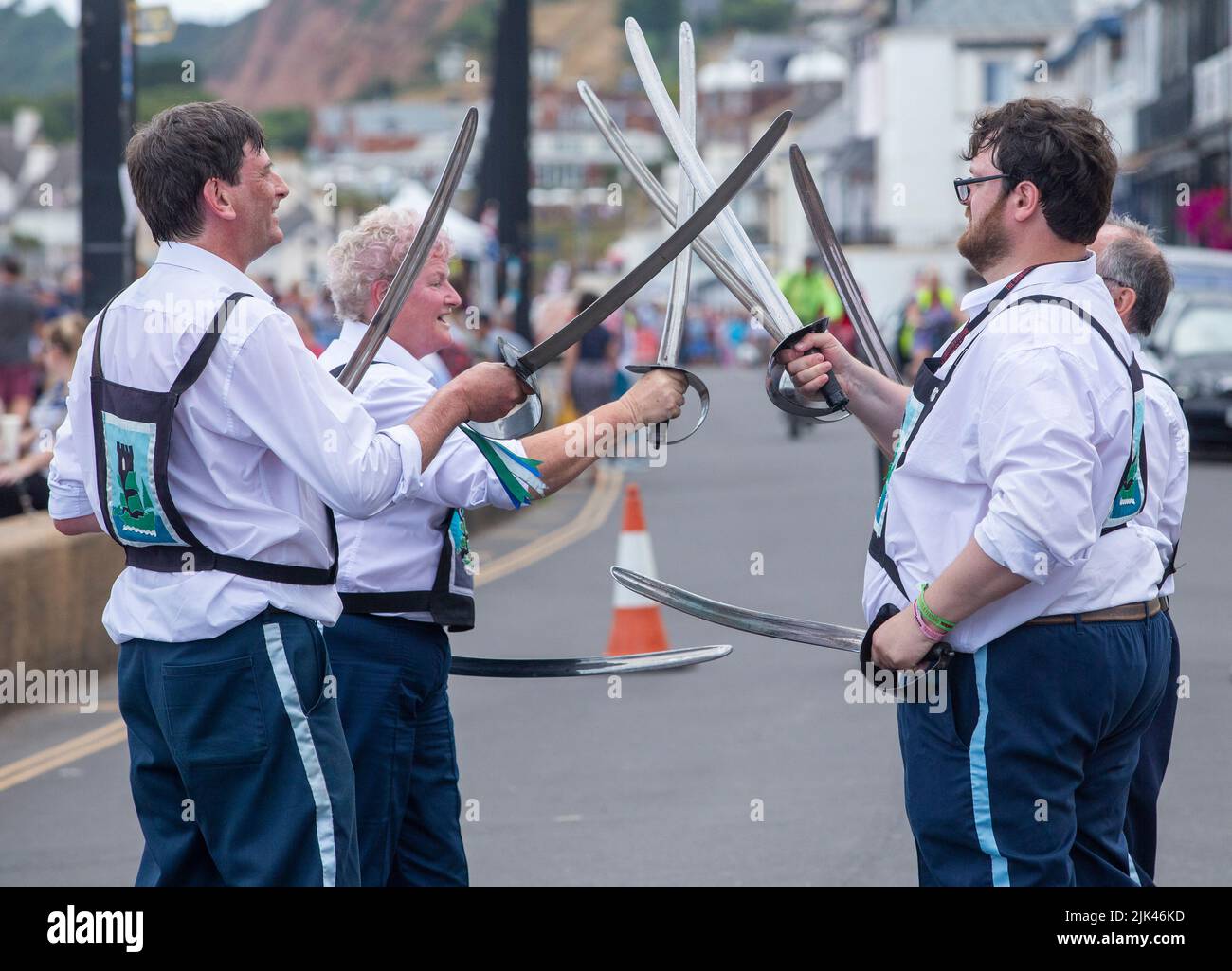 Sidmouth, 30th de julio de 2022 Sable Dance - Los bailarines de Morris chocan con espadas en Sidmouth Esplanade mientras la Folk Week se pone en marcha. Tony Charnock/Alamy Live News Foto de stock