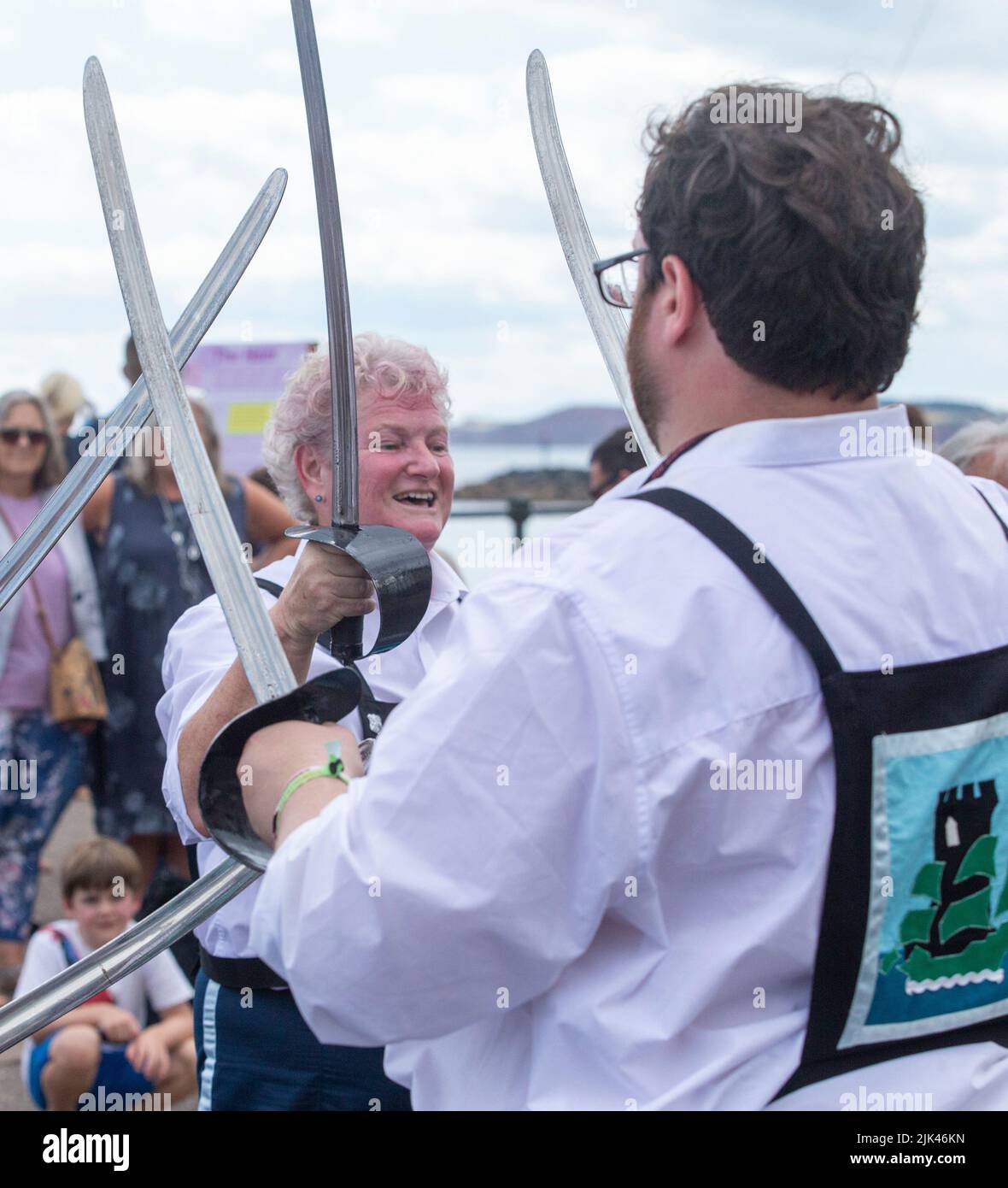 Sidmouth, 30th de julio de 2022 Sable Dance - Los bailarines de Morris chocan con espadas en Sidmouth Esplanade mientras la Folk Week se pone en marcha. Tony Charnock/Alamy Live News Foto de stock