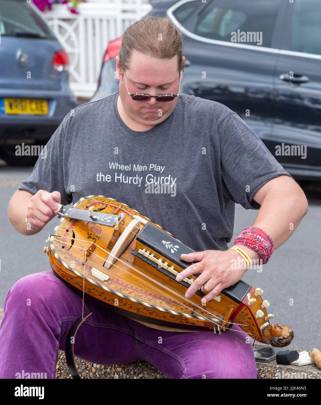 Sidmouth, 30th de julio de 2022 Wheel Men en acción, un hombre de gurú con banda en la Esplanade en Sidmouth mientras el Folk Week Festival anual se pone en marcha. Tony Charnock/Alamy Live News Foto de stock