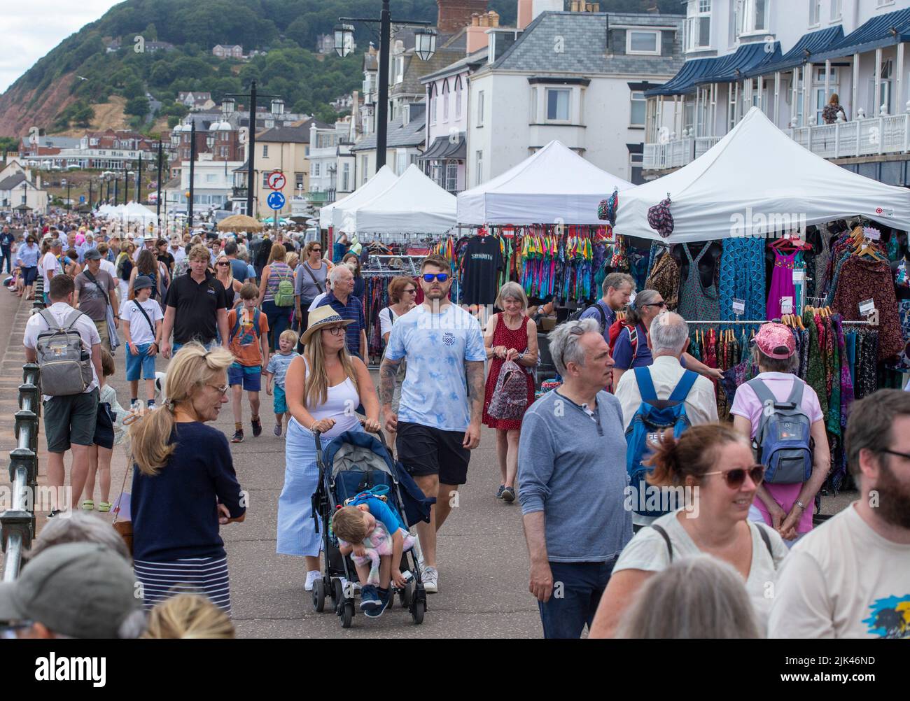 Sidmouth, 30th de julio de 2022 Sidmouth Folk Week Festival a lo largo de la Esplanade Tony Charnock/Alamy Live News Foto de stock
