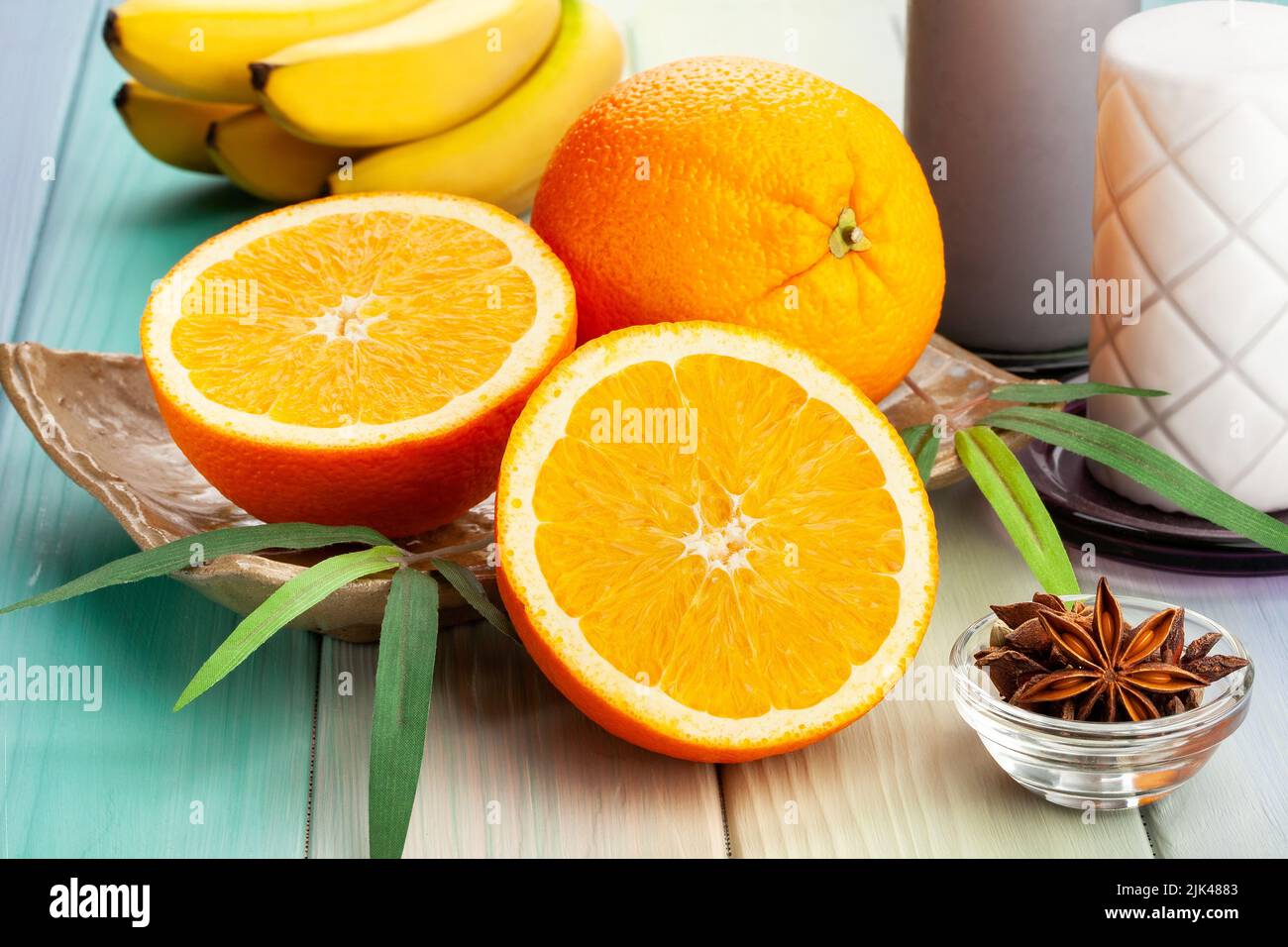 naranjas fruta sobre fondo de madera Foto de stock