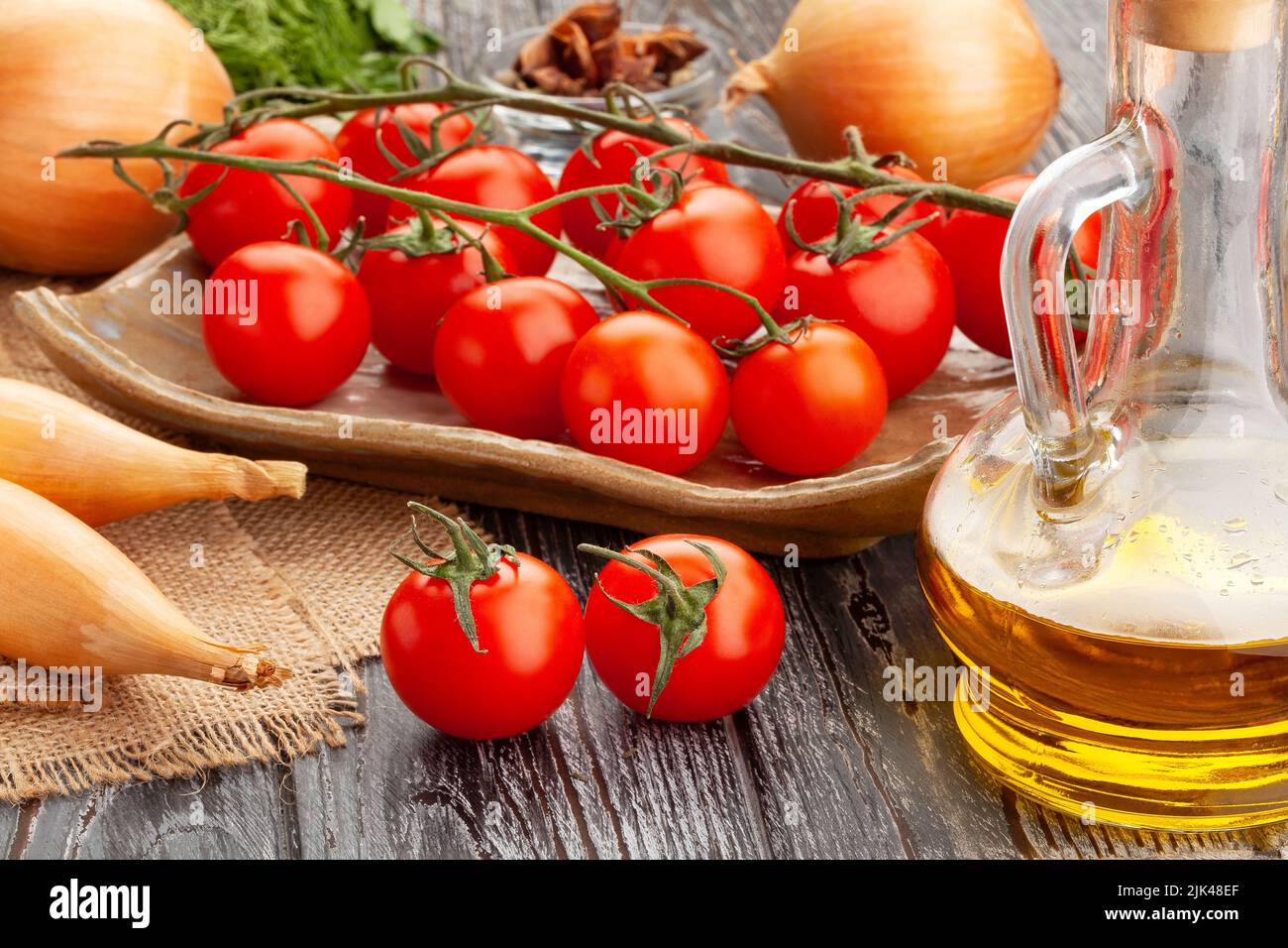 tomate cherry sobre fondo de madera Foto de stock