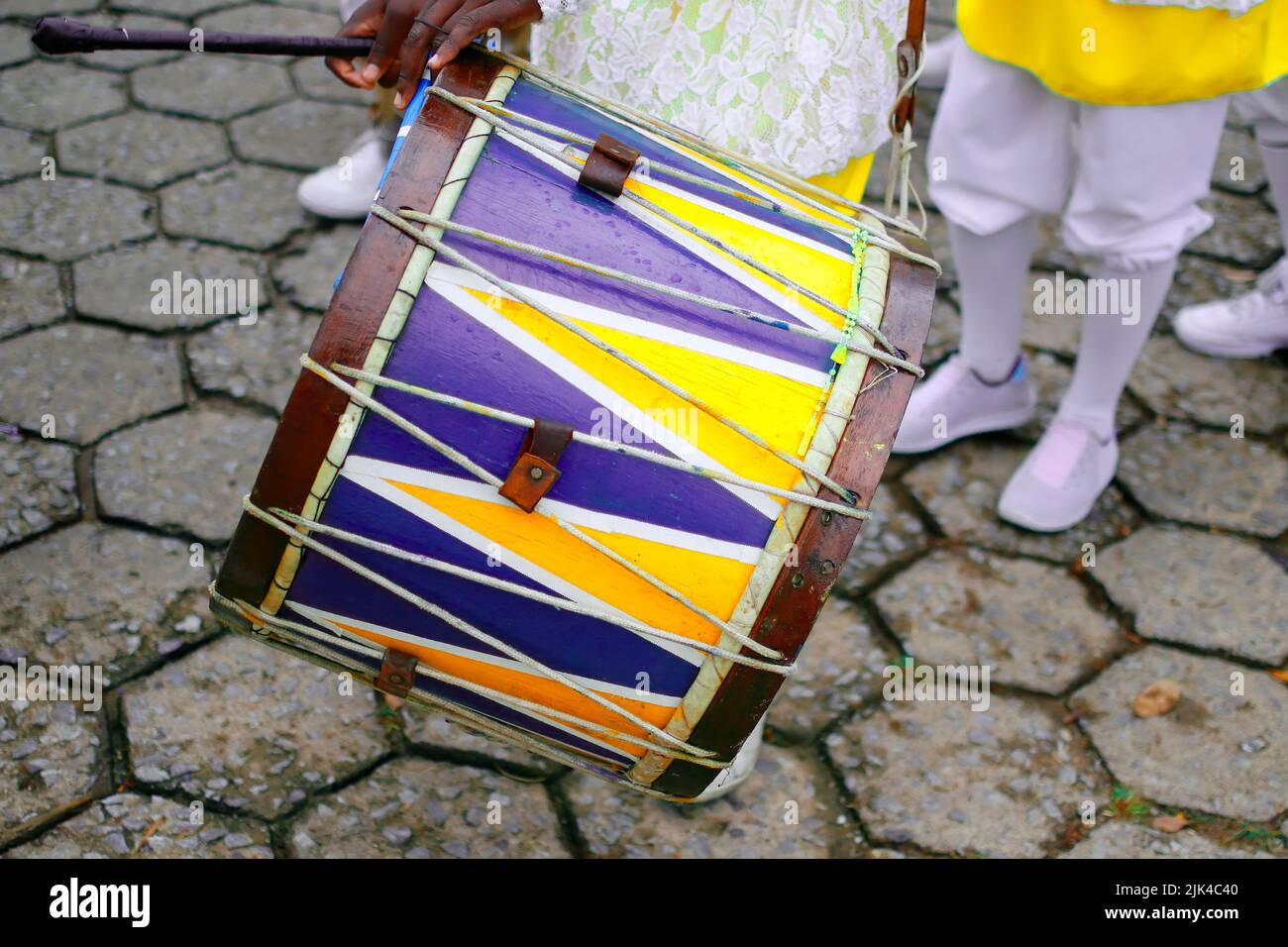 detalle de los instrumentos percusivos característicos del festival del rosario Foto de stock