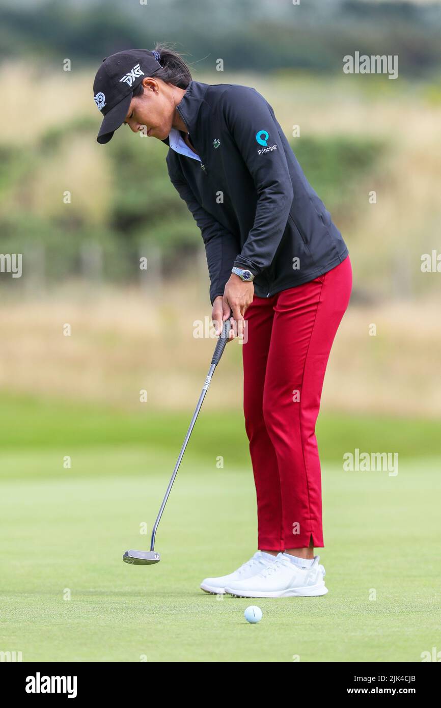 Irvine, Reino Unido. 30th de julio de 2022. La tercera ronda del Trust Golf Scottish Golf femenino tuvo lugar con 75 jugadores que hicieron el corte. La fuerte lluvia nocturna de viernes a sábado hizo que el curso fuera más suave y más exigente. Celine Boutier poniendo en el 11th verde. Crédito: Findlay/Alamy Live News Foto de stock