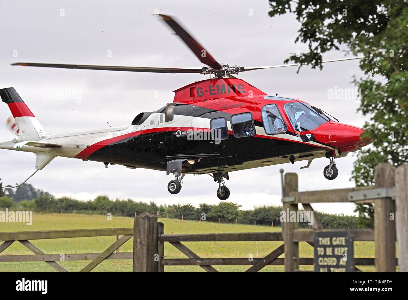 Un helicóptero llega a Daylesford House en Gloucestershire, donde el primer ministro Boris Johnson y su esposa Carrie celebran una primera fiesta de aniversario de boda para amigos y familiares. Fecha de la foto: Sábado 30 de julio de 2022. Foto de stock