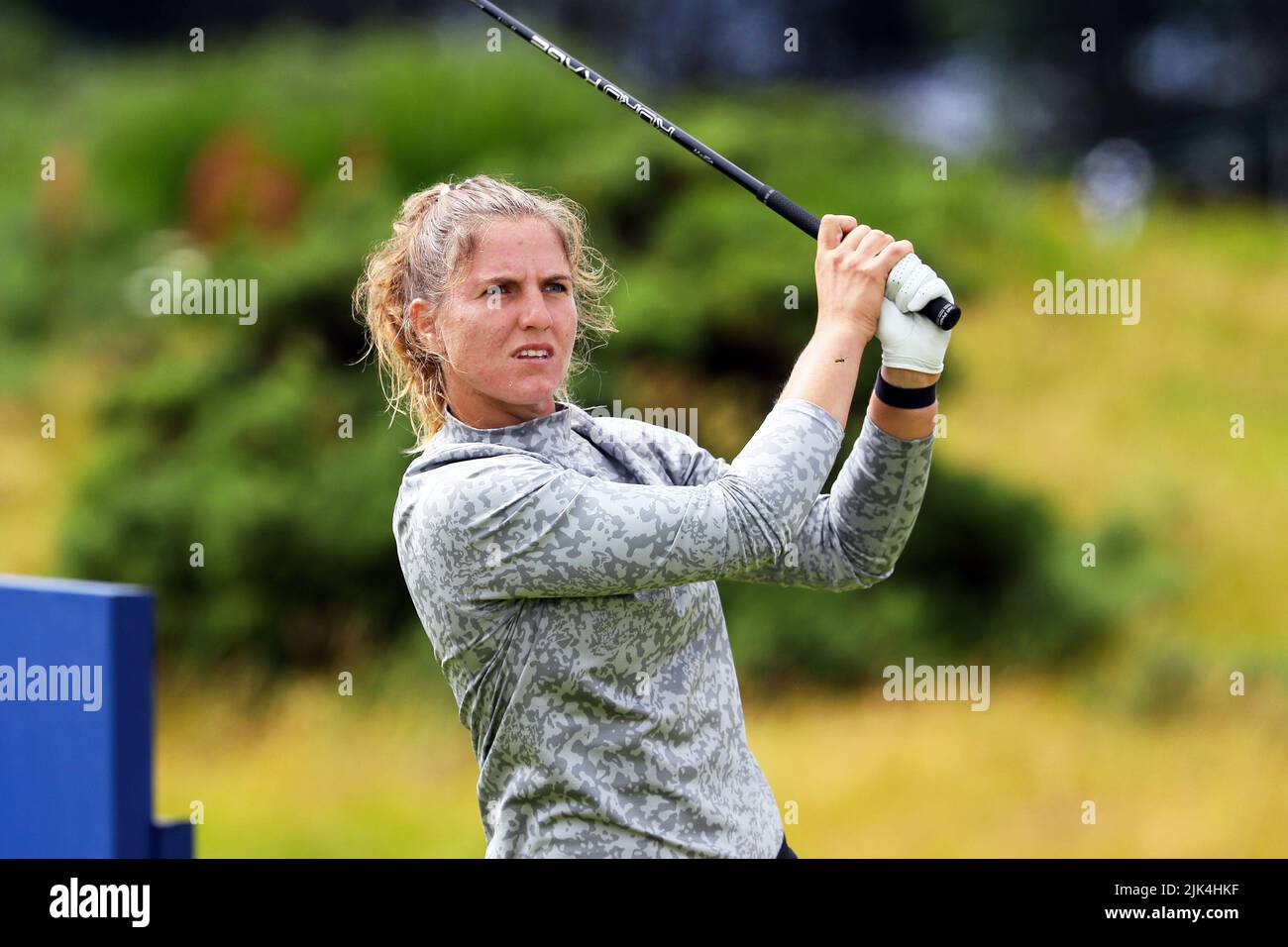 Irvine, Reino Unido. 30th de julio de 2022. La tercera ronda del Trust Golf Scottish Golf femenino tuvo lugar con 75 jugadores que hicieron el corte. La fuerte lluvia nocturna de viernes a sábado hizo que el curso fuera más suave y más exigente. Leonie Harm se marchó a la 9th. Crédito: Findlay/Alamy Live News Foto de stock
