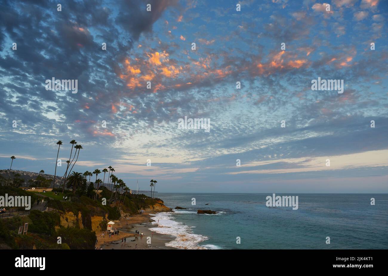 Laguna Beach, mirando al sur desde Heisler Park al ponerse el sol. Foto de stock