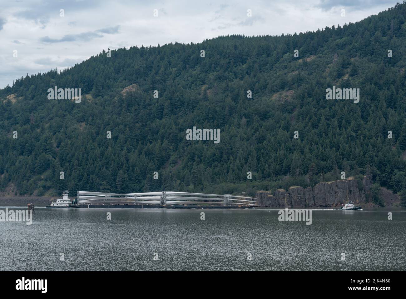 Palas de aerogeneradores transportadas en barcaza en el río Columbia, Oregón/Washington. Foto de stock