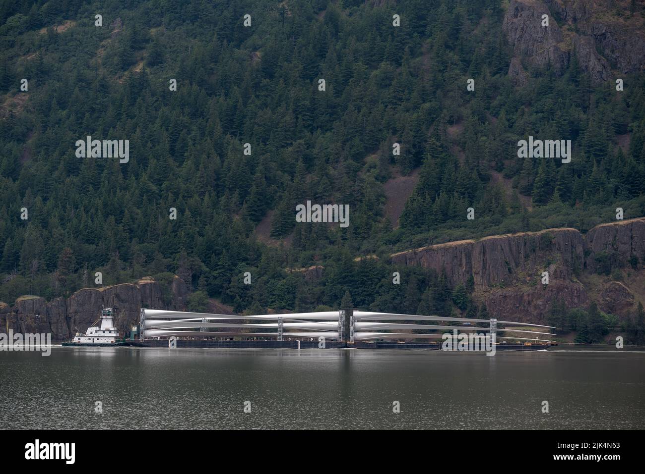 Palas de aerogeneradores transportadas en barcaza en el río Columbia, Oregón/Washington. Foto de stock