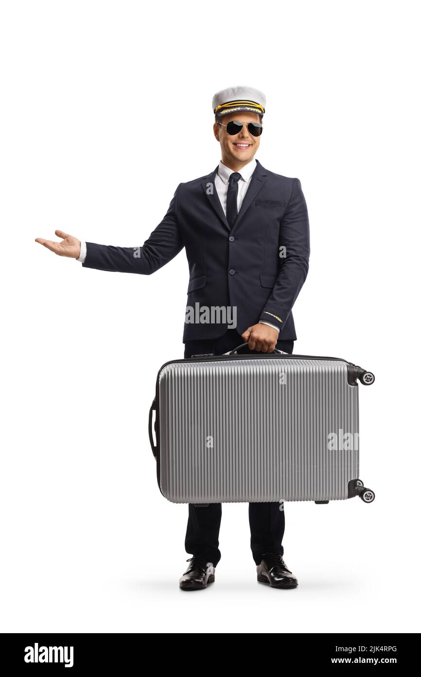 Piloto llevando una maleta y haciendo gestos con la mano aislada sobre fondo blanco Foto de stock