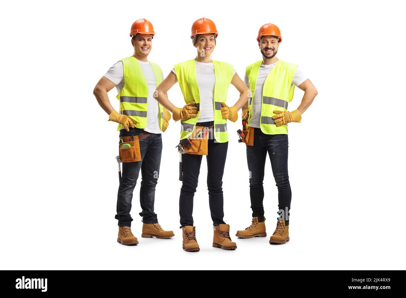 Retrato completo de los ingenieros del emplazamiento que llevan un cinturón de herramientas y chalecos de seguridad aislados sobre fondo blanco Foto de stock