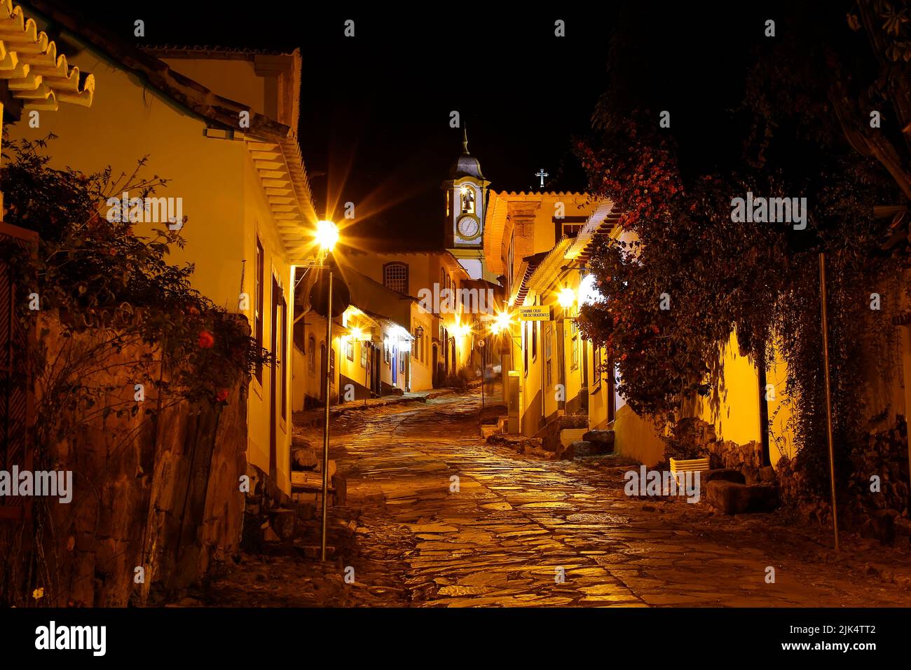 Vista nocturna de la calle y la iglesia de santo antonio en la histórica ciudad Tiradentes, interior de Minas Gerais Foto de stock