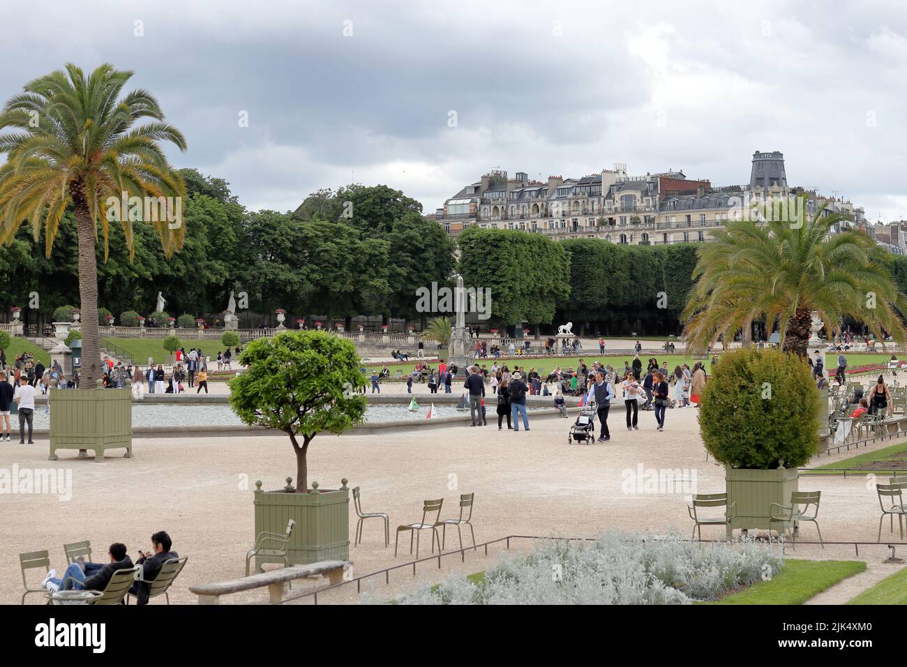 París / Francia - 08 de junio de 2019: Gente que se relaja en los Jardines de Luxemburgo (Jardin du Luxembourg) en un día de verano Foto de stock