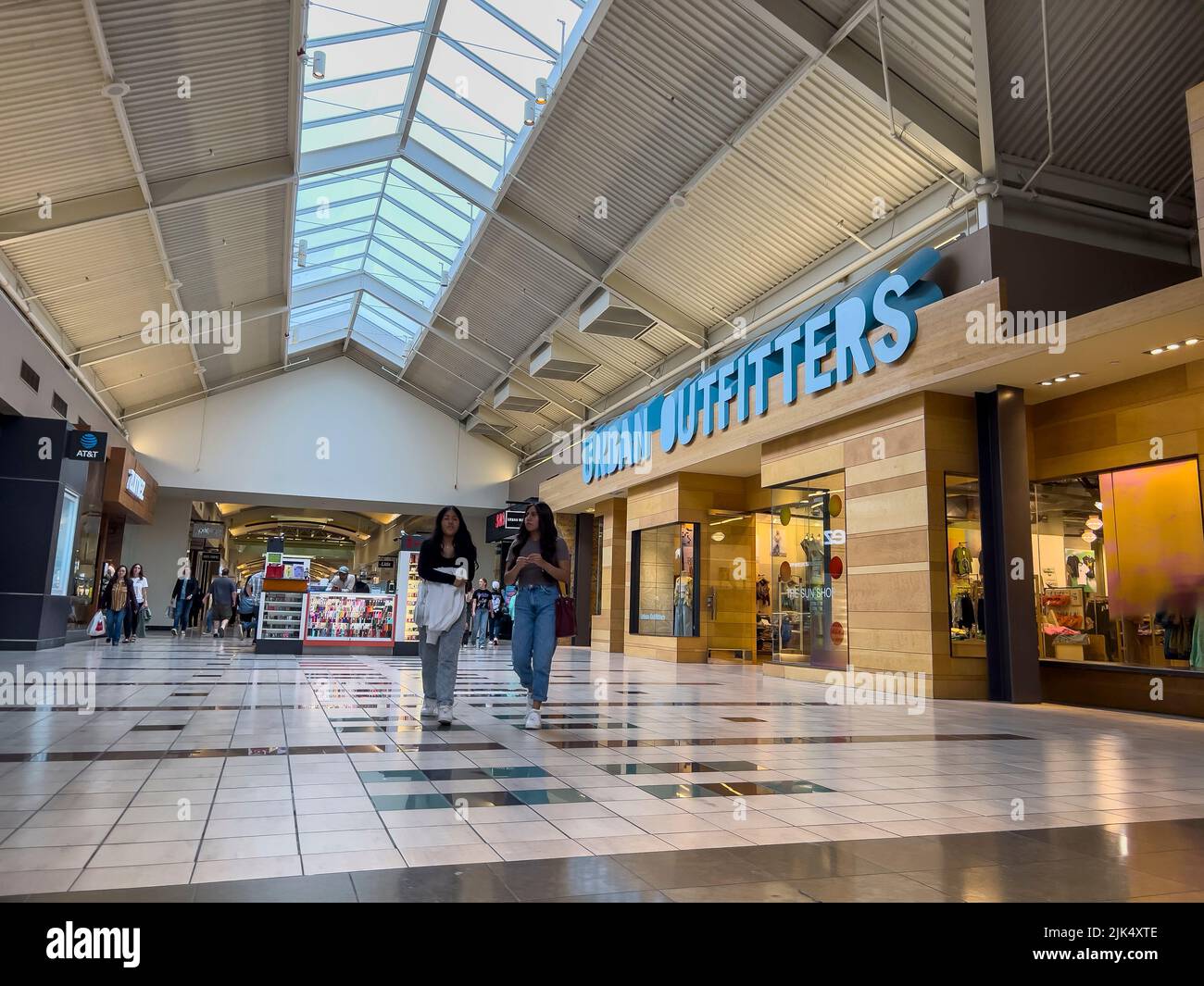Lynnwood, WA EE.UU. - Alrededor de junio de 2022: Vista desde gran ángulo de las personas que compran en el centro comercial Alderwood. Foto de stock