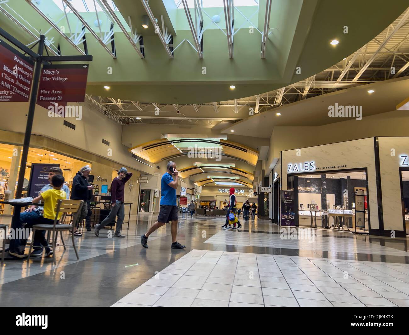Lynnwood, WA EE.UU. - Alrededor de junio de 2022: Vista desde gran ángulo de las personas que compran en el centro comercial Alderwood. Foto de stock